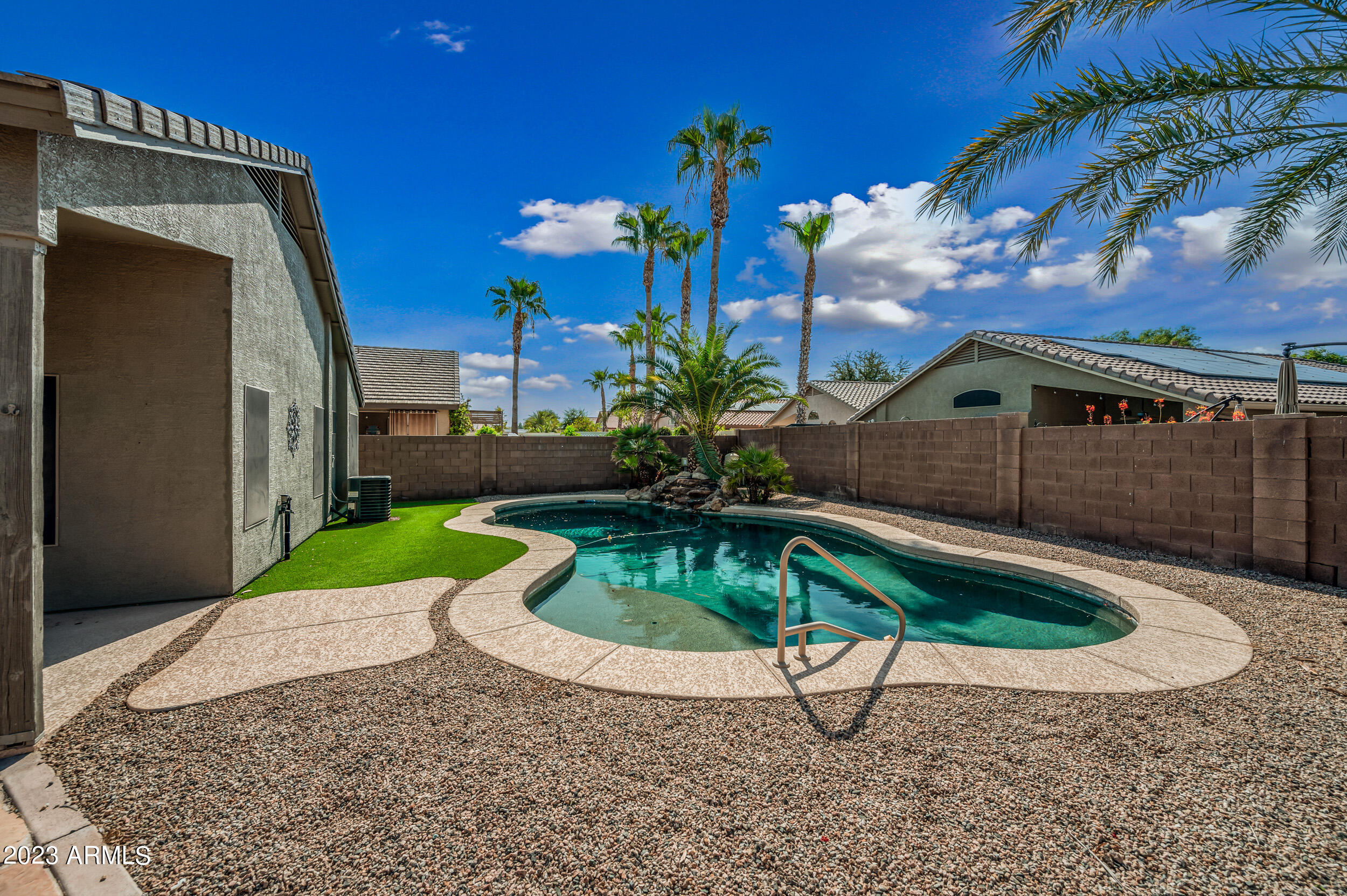 42561 W DESERT FAIRWAYS Drive