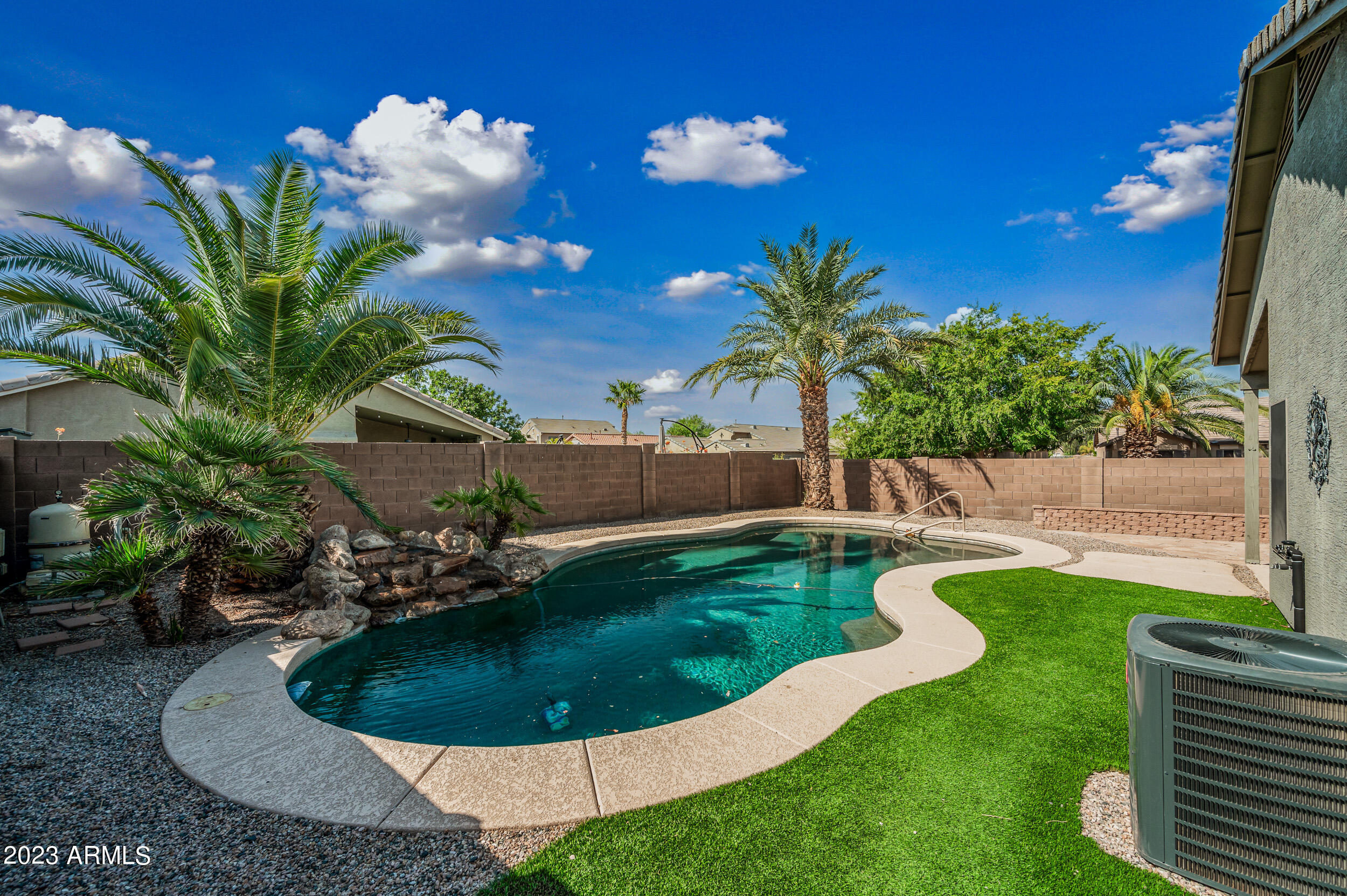 42561 W DESERT FAIRWAYS Drive