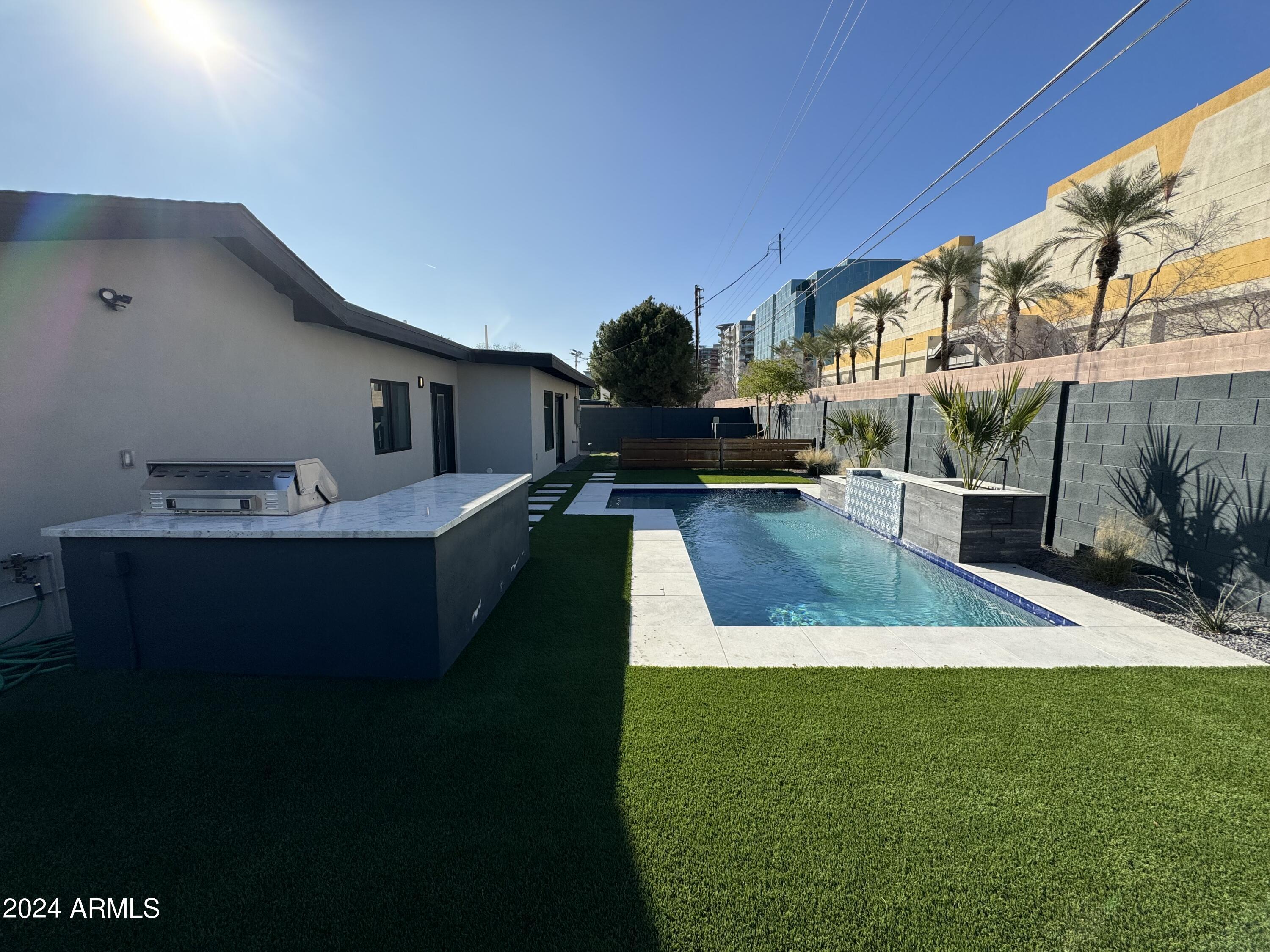 2520 E PIERSON Street