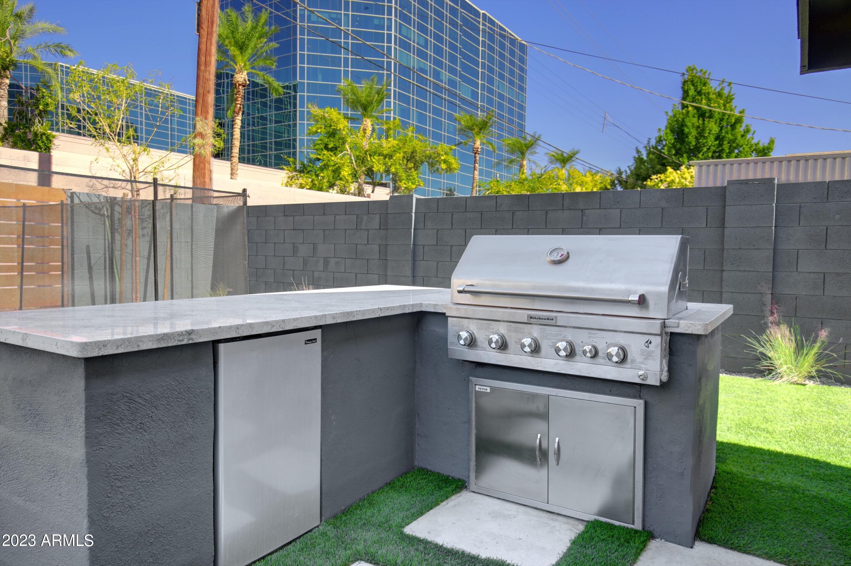 2520 E PIERSON Street