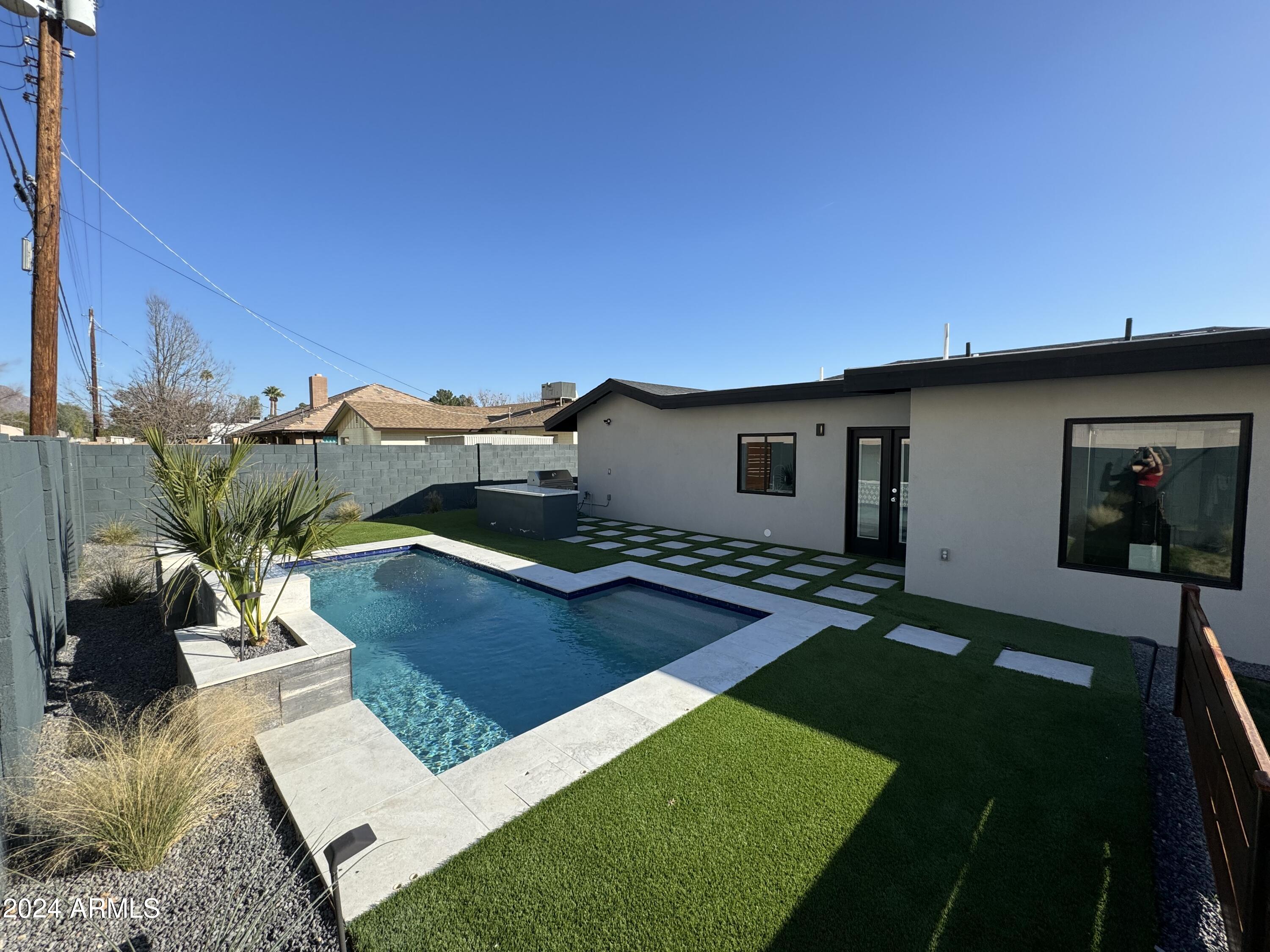 2520 E PIERSON Street