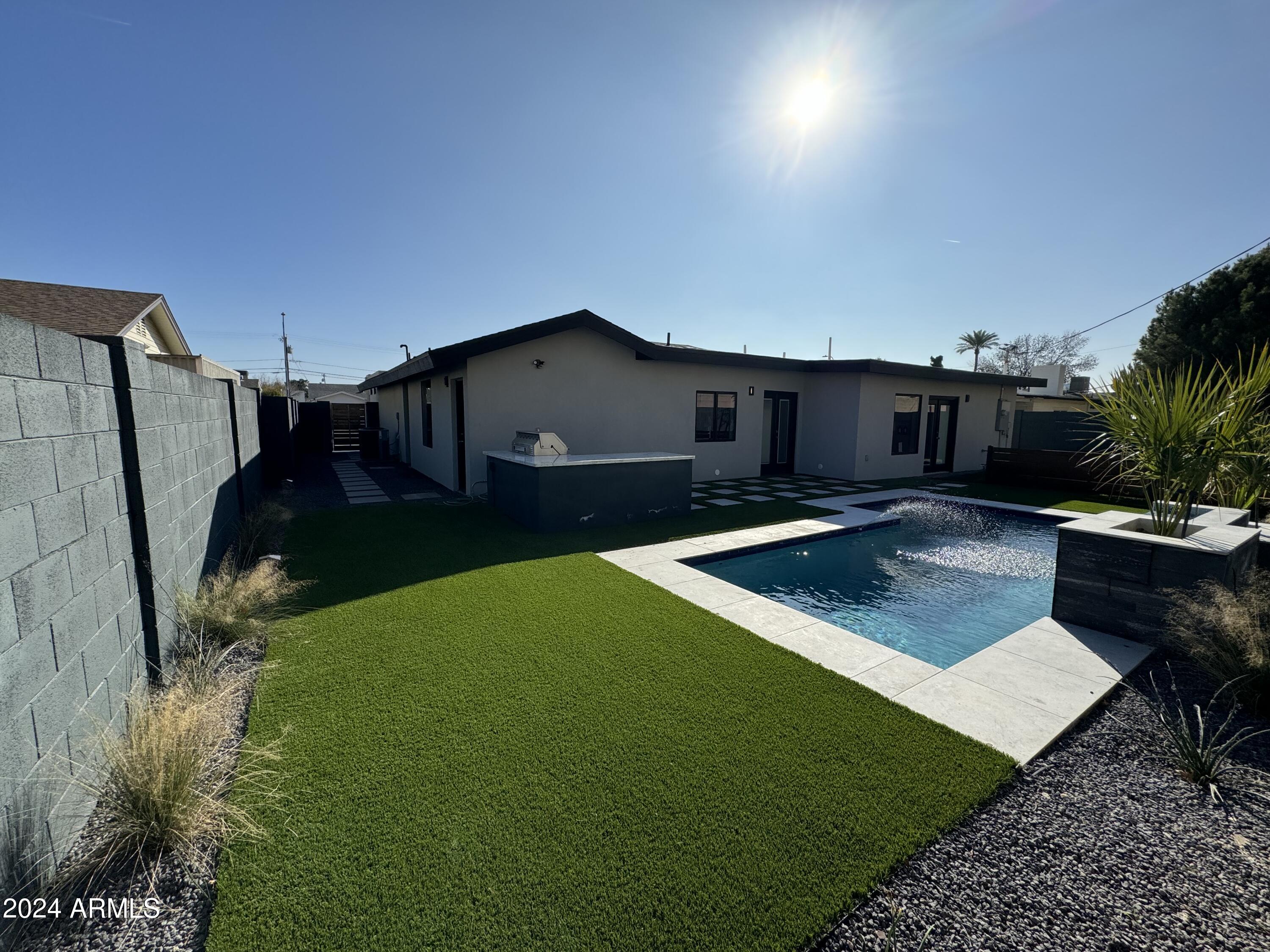 2520 E PIERSON Street