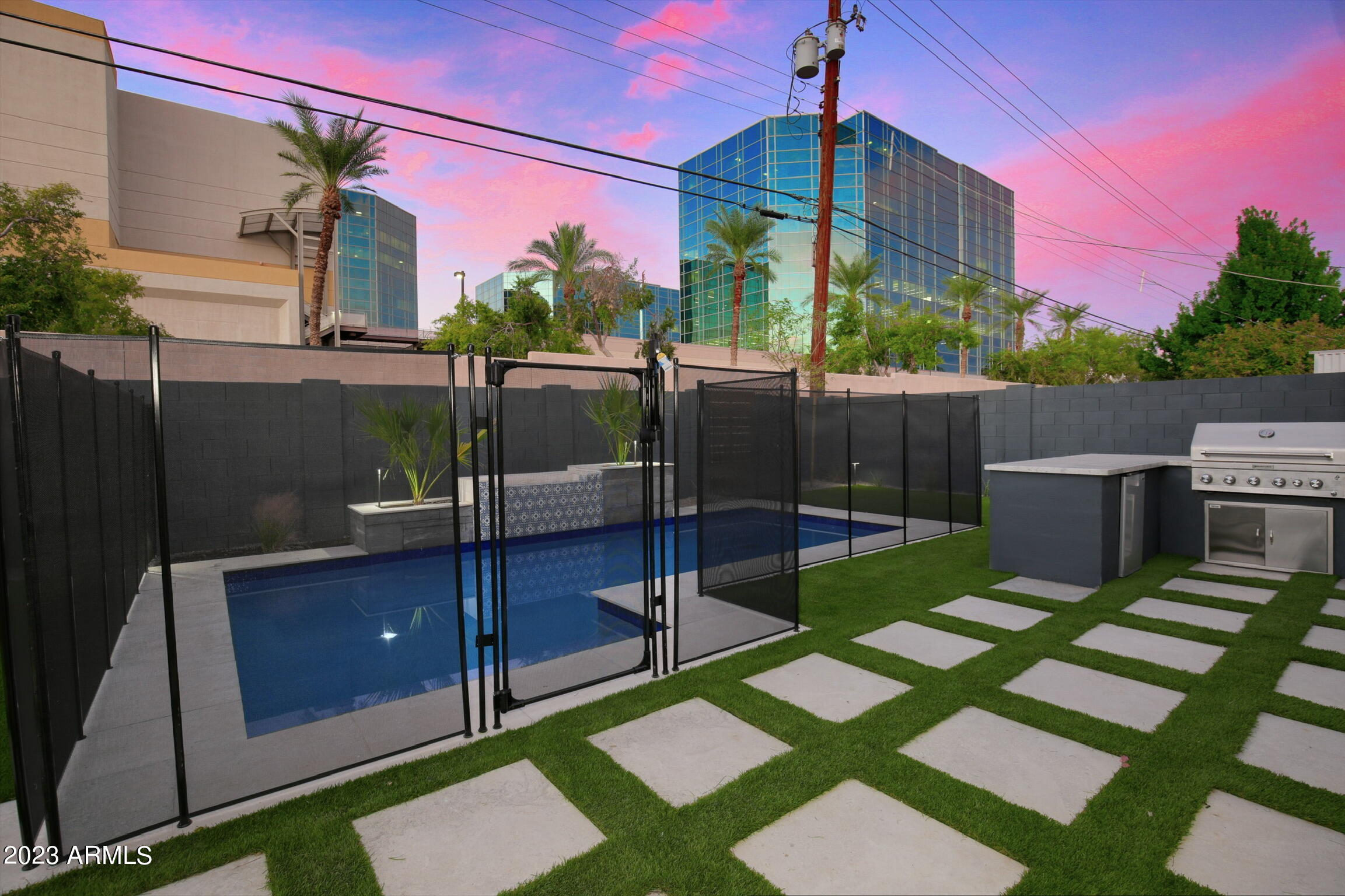 2520 E PIERSON Street