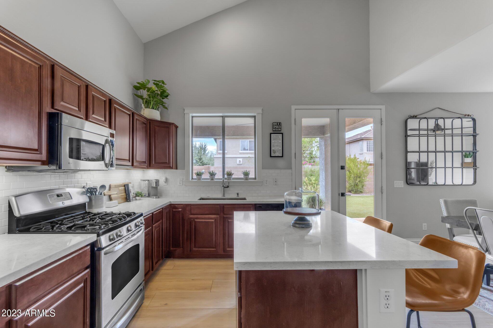 3332 E RAVENSWOOD Drive