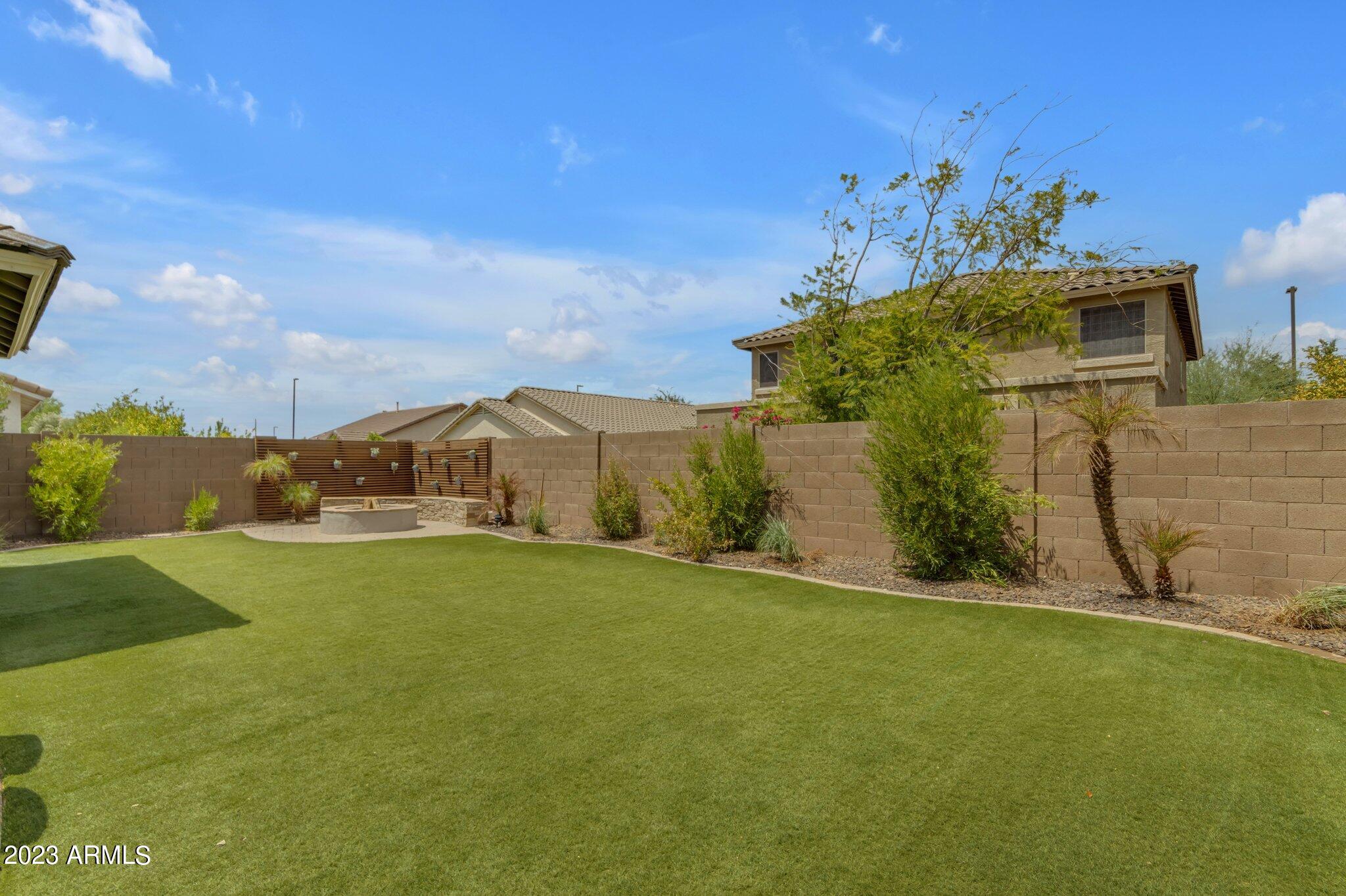 3332 E RAVENSWOOD Drive