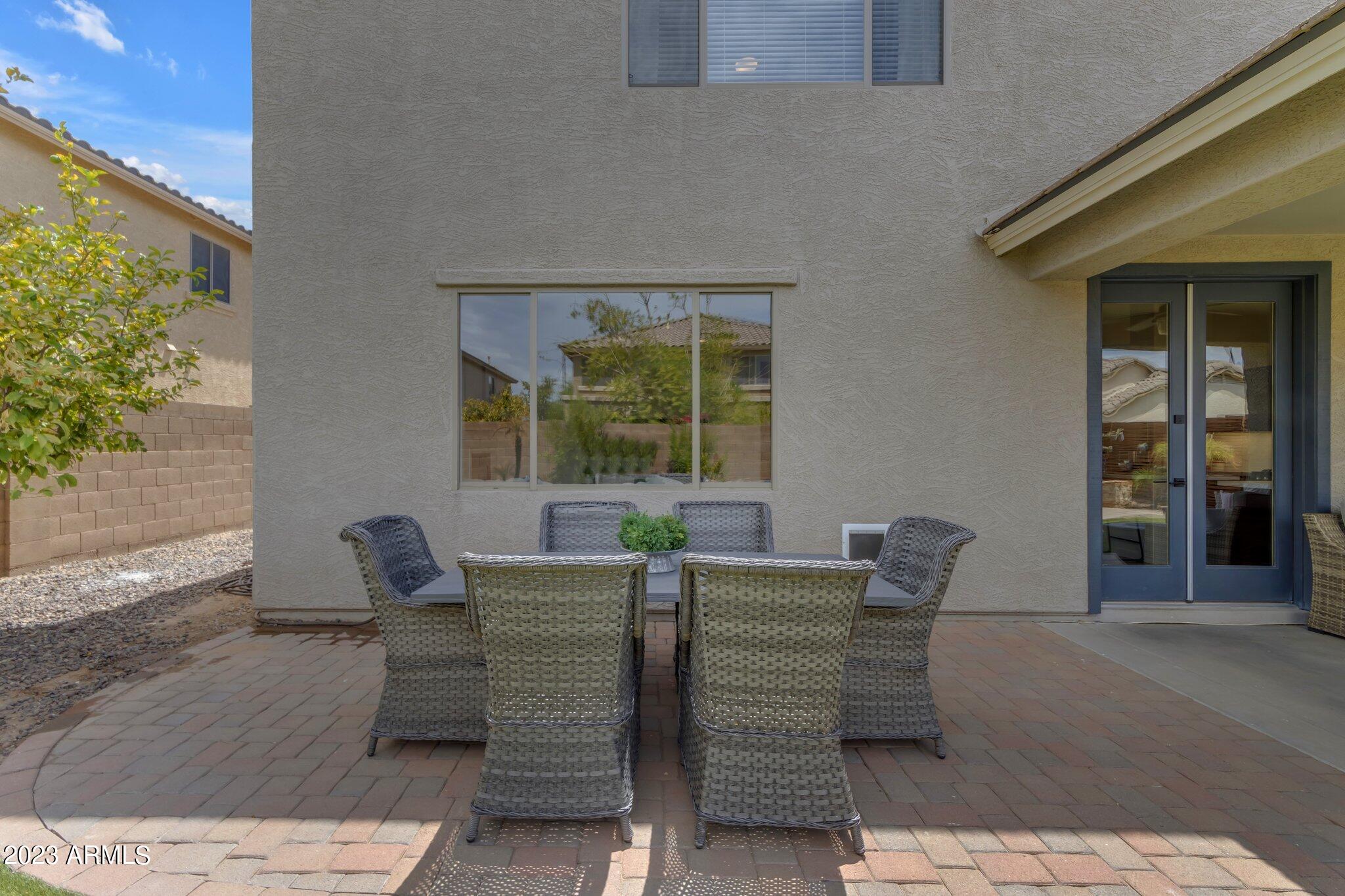 3332 E RAVENSWOOD Drive
