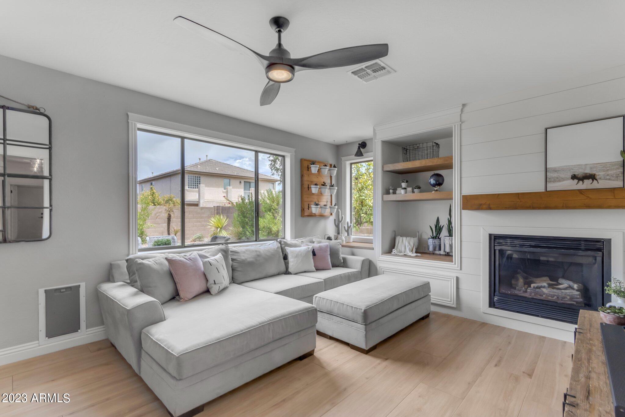 3332 E RAVENSWOOD Drive