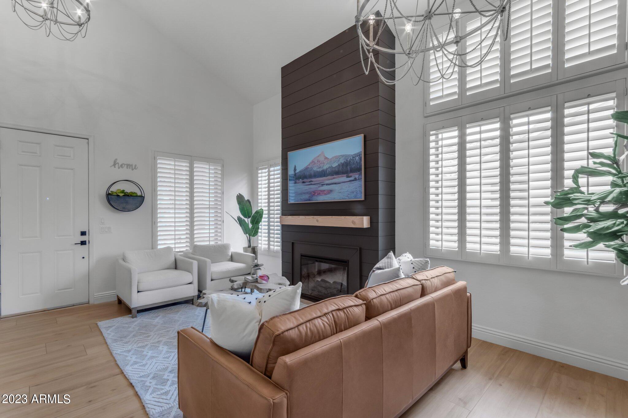 3332 E RAVENSWOOD Drive