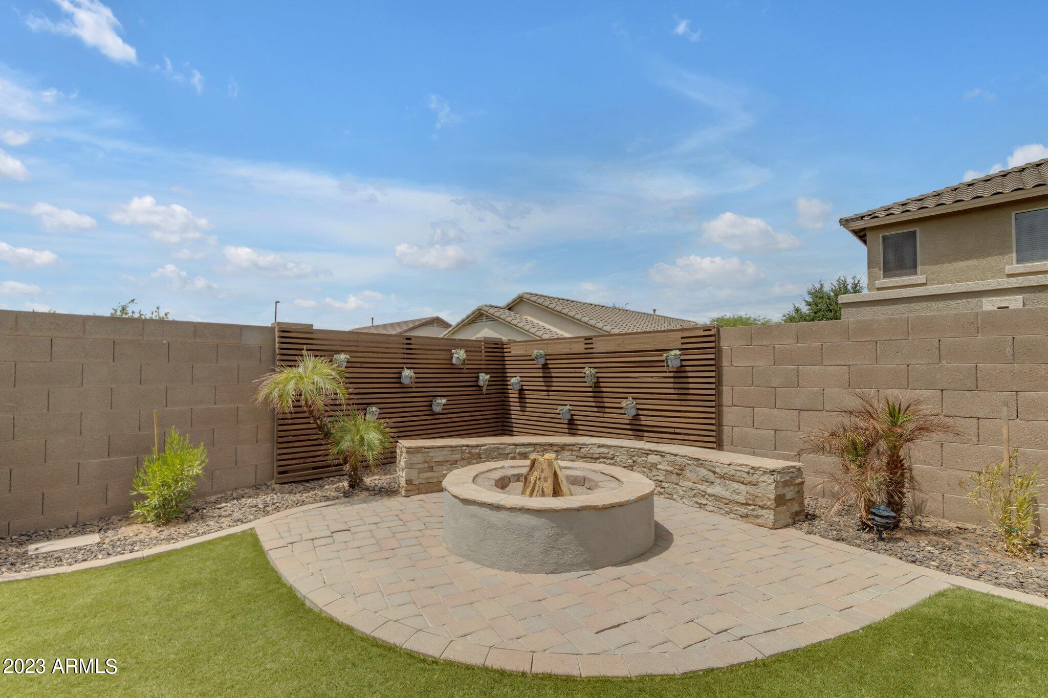 3332 E RAVENSWOOD Drive
