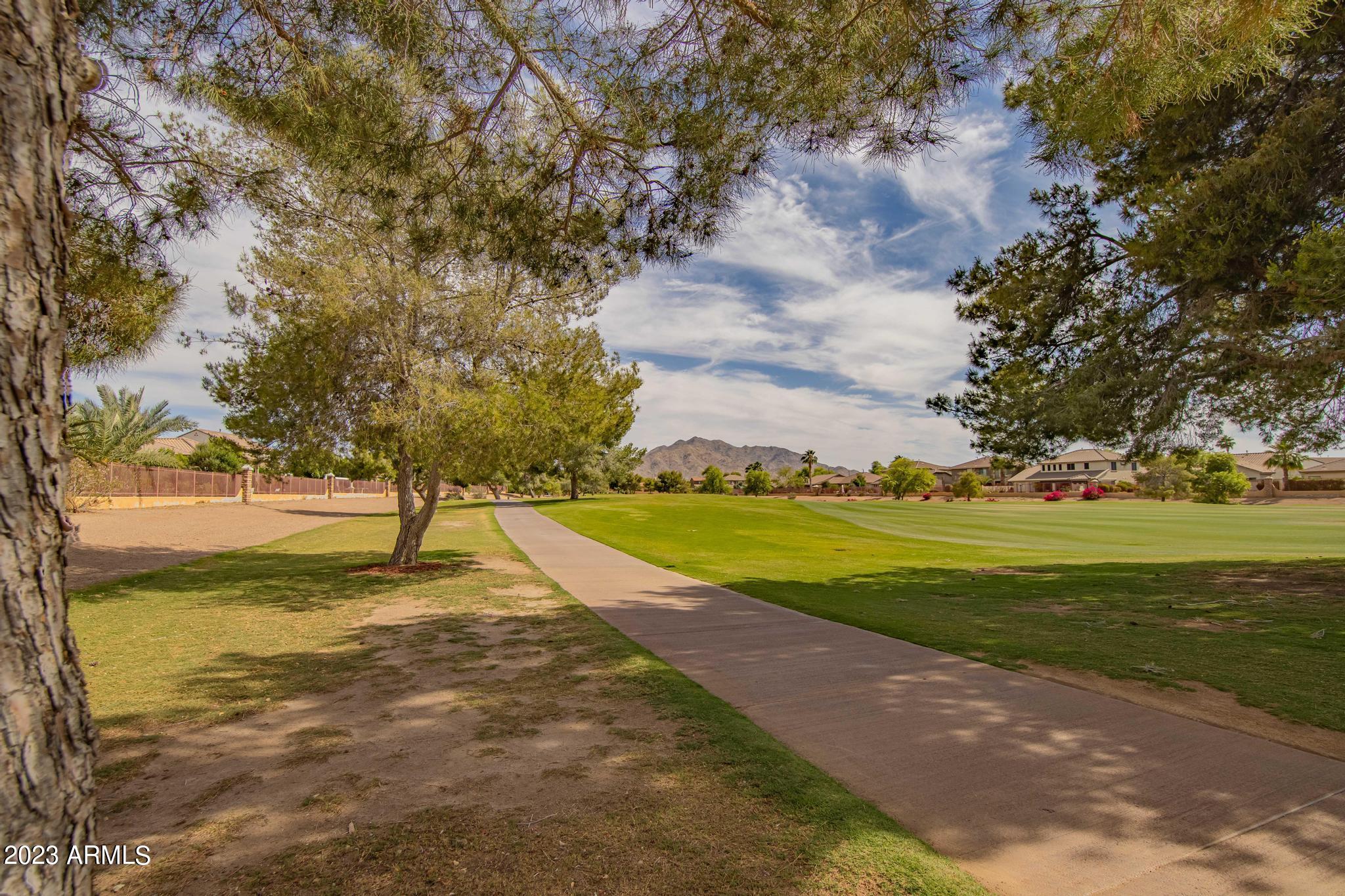 3332 E RAVENSWOOD Drive