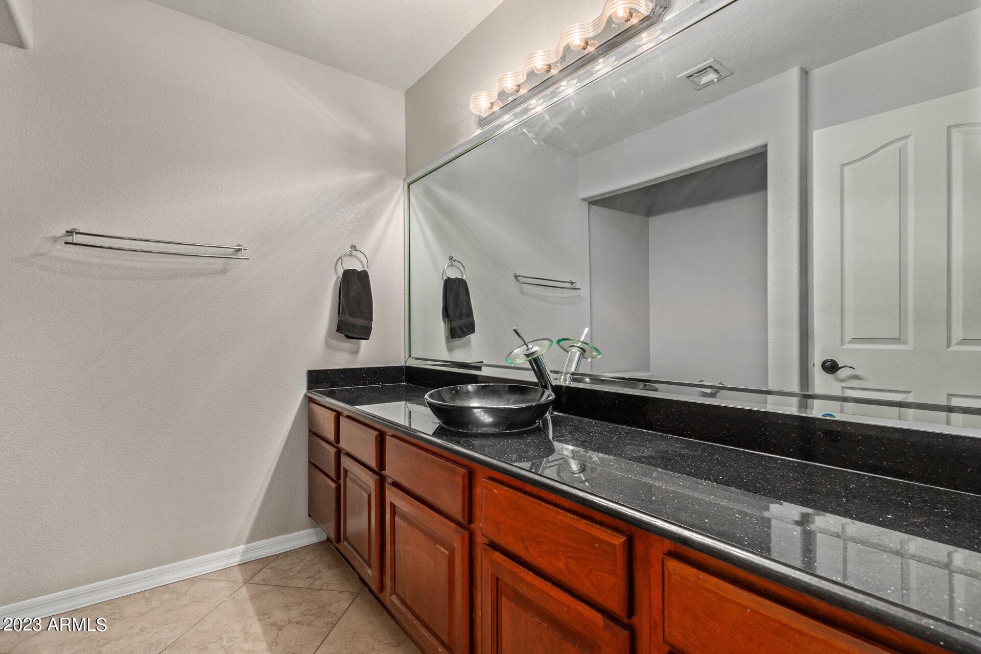 3157 E ROBIN Lane