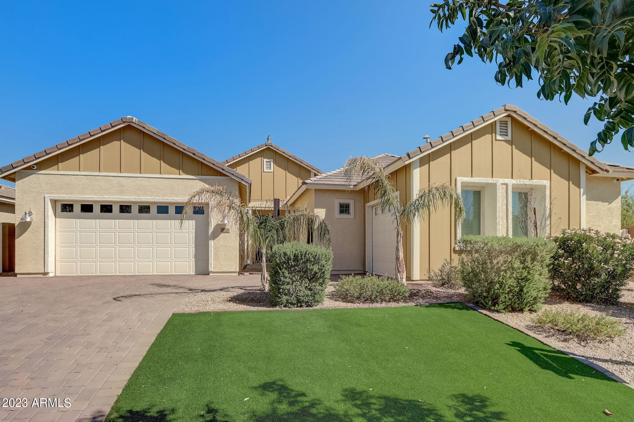 2526 E Pleasant Lane