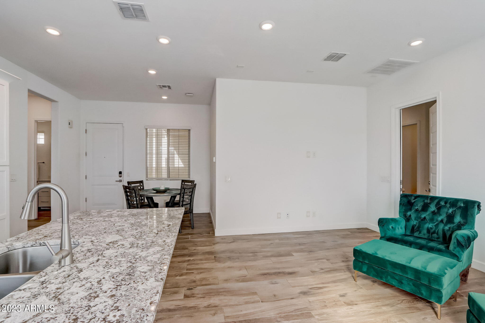 2526 E Pleasant Lane