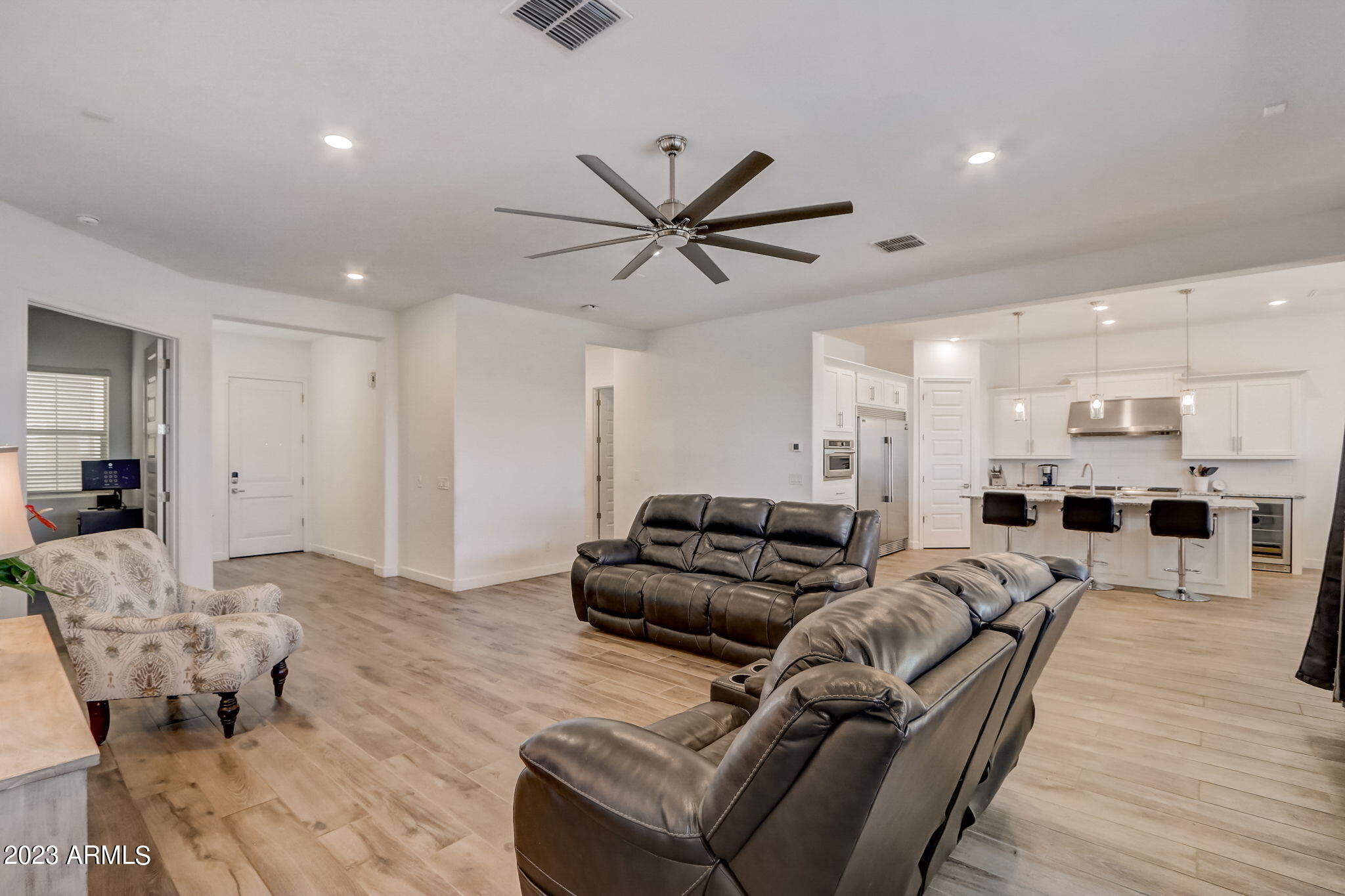 2526 E Pleasant Lane