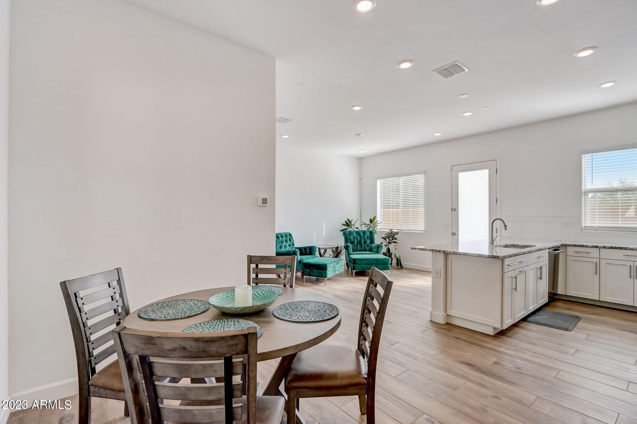 2526 E Pleasant Lane