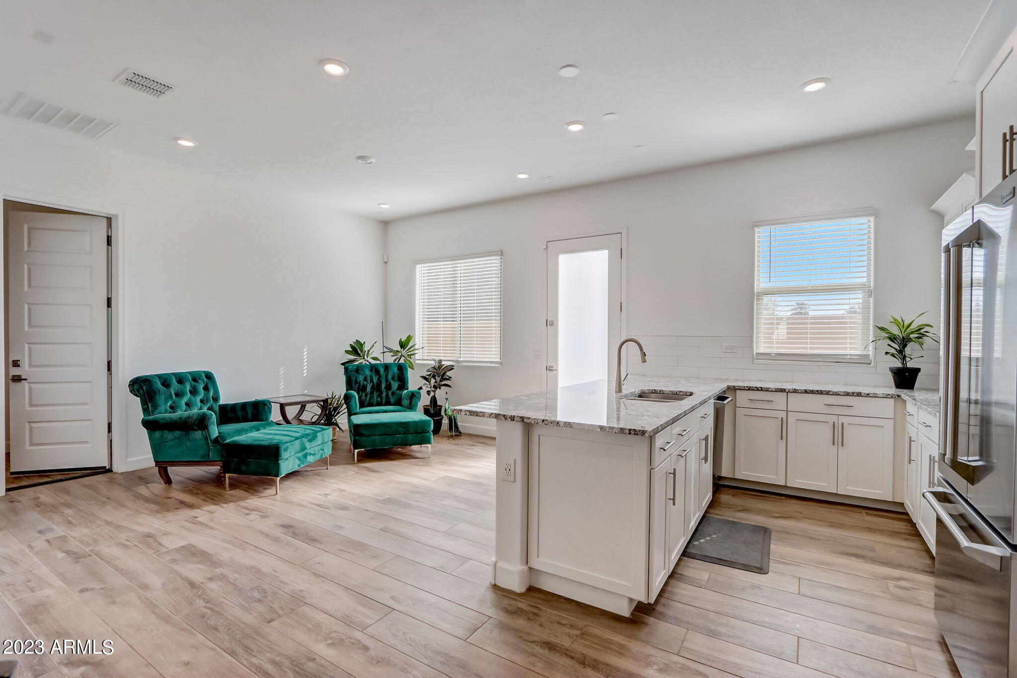 2526 E Pleasant Lane