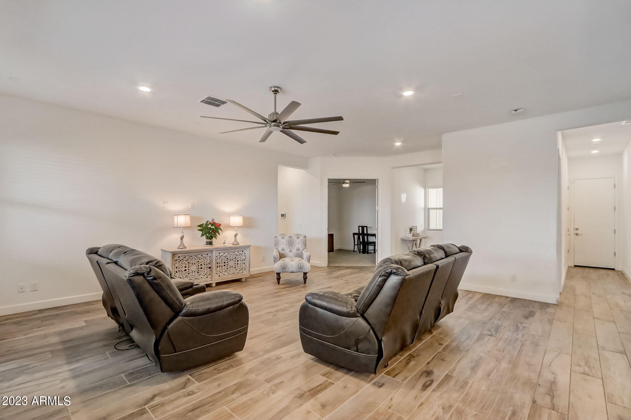 2526 E Pleasant Lane