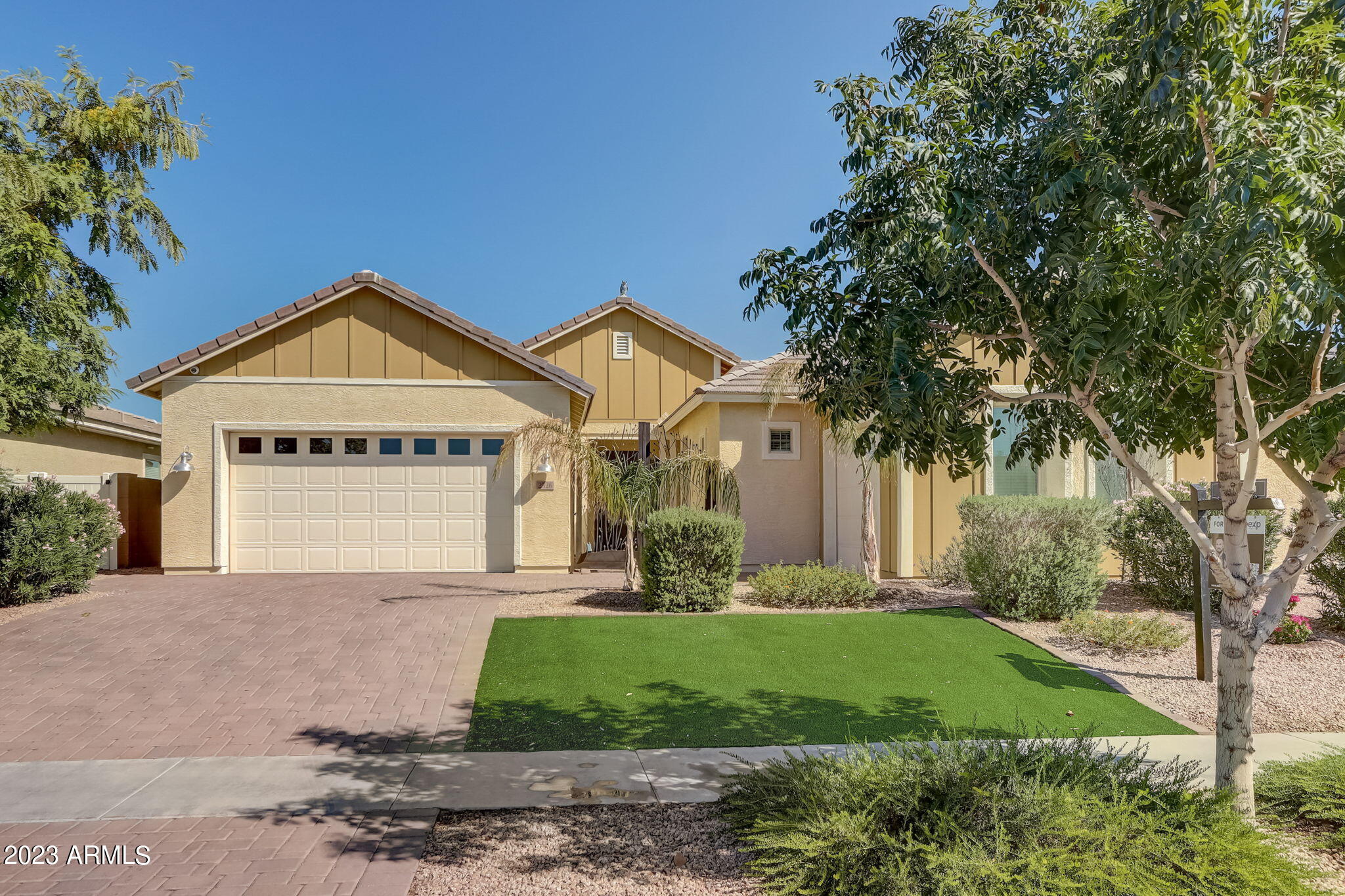 2526 E Pleasant Lane