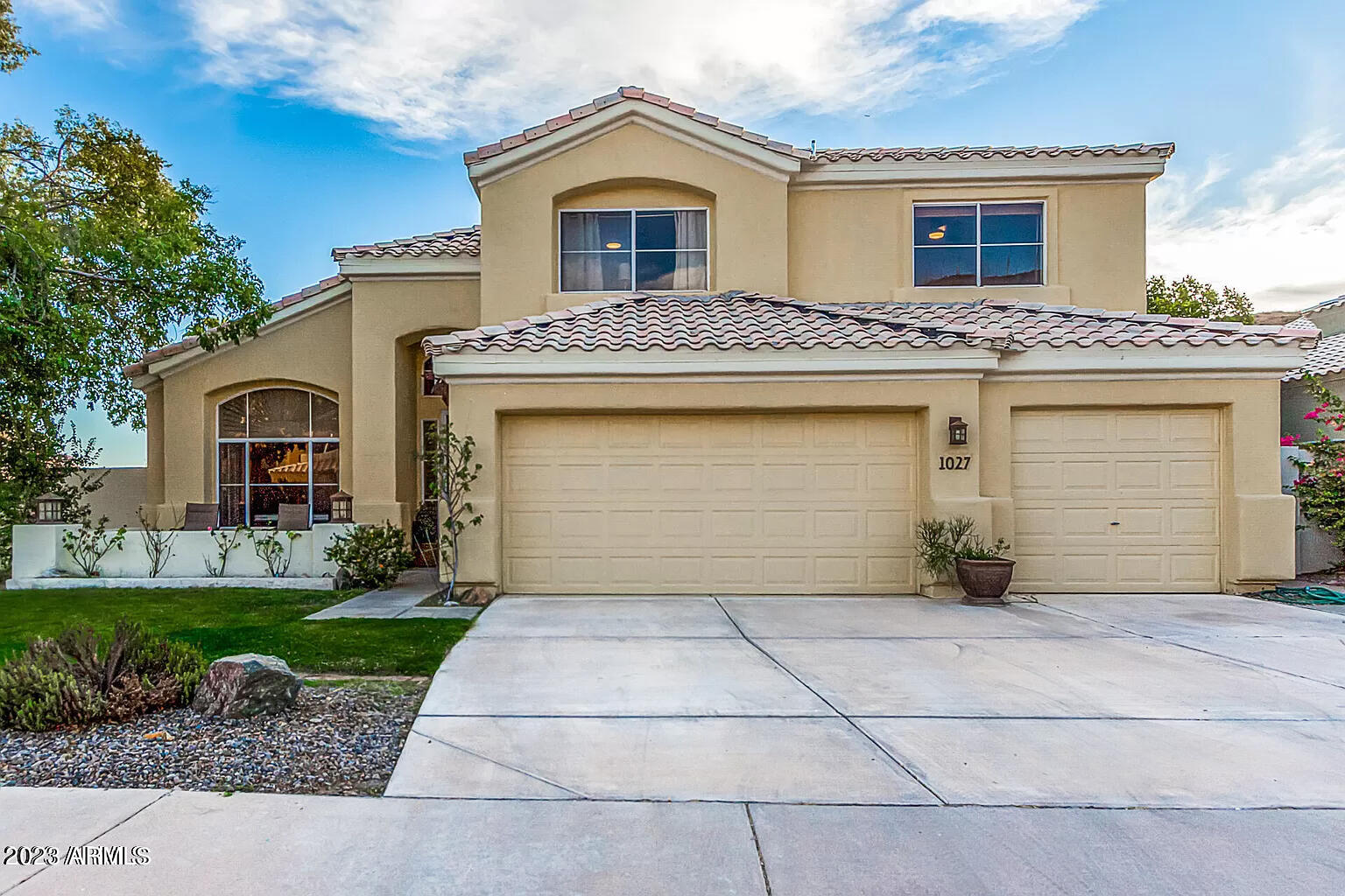 1027 E MOUNTAIN SAGE Drive