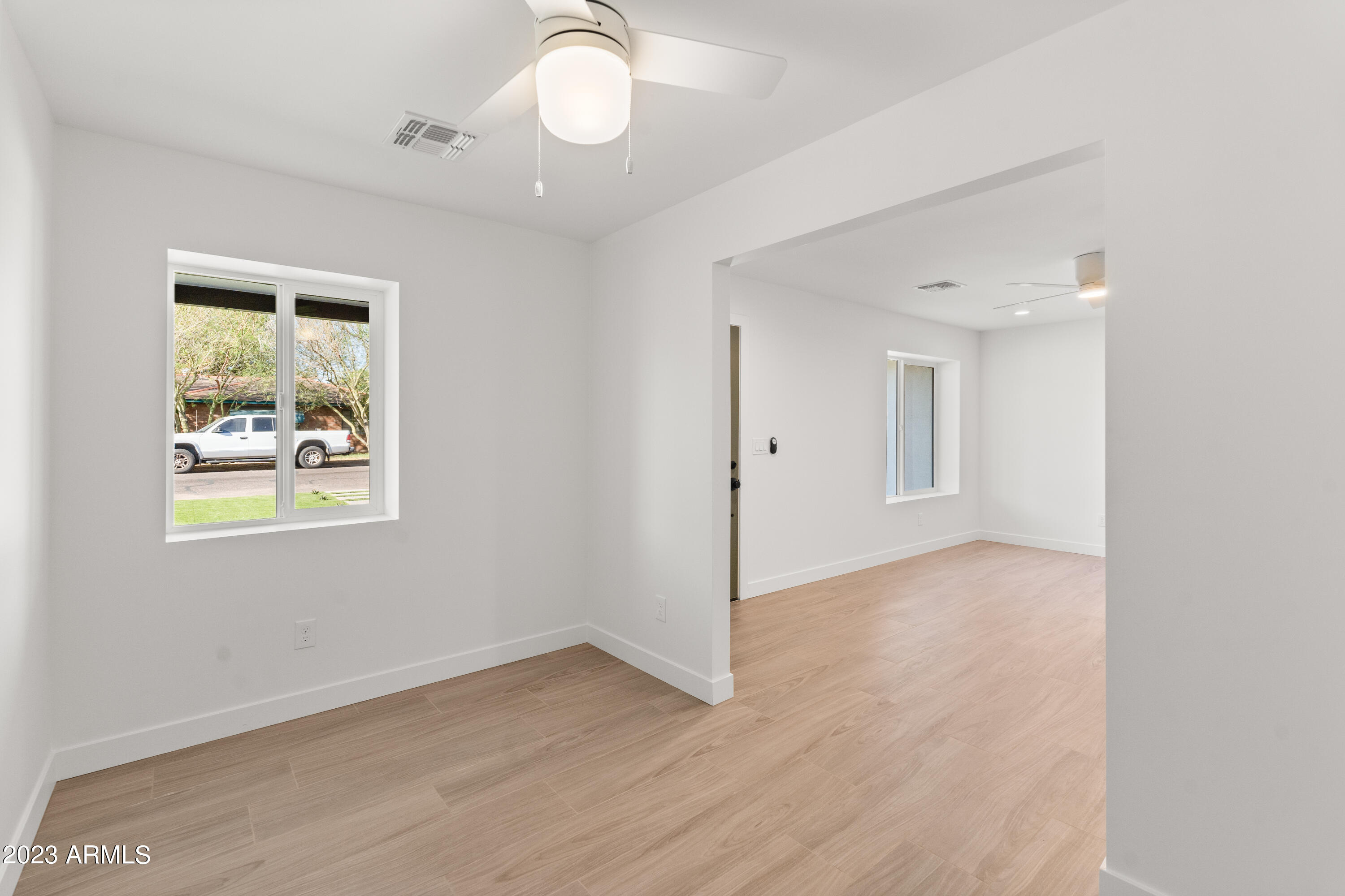 2913 E PINCHOT Avenue