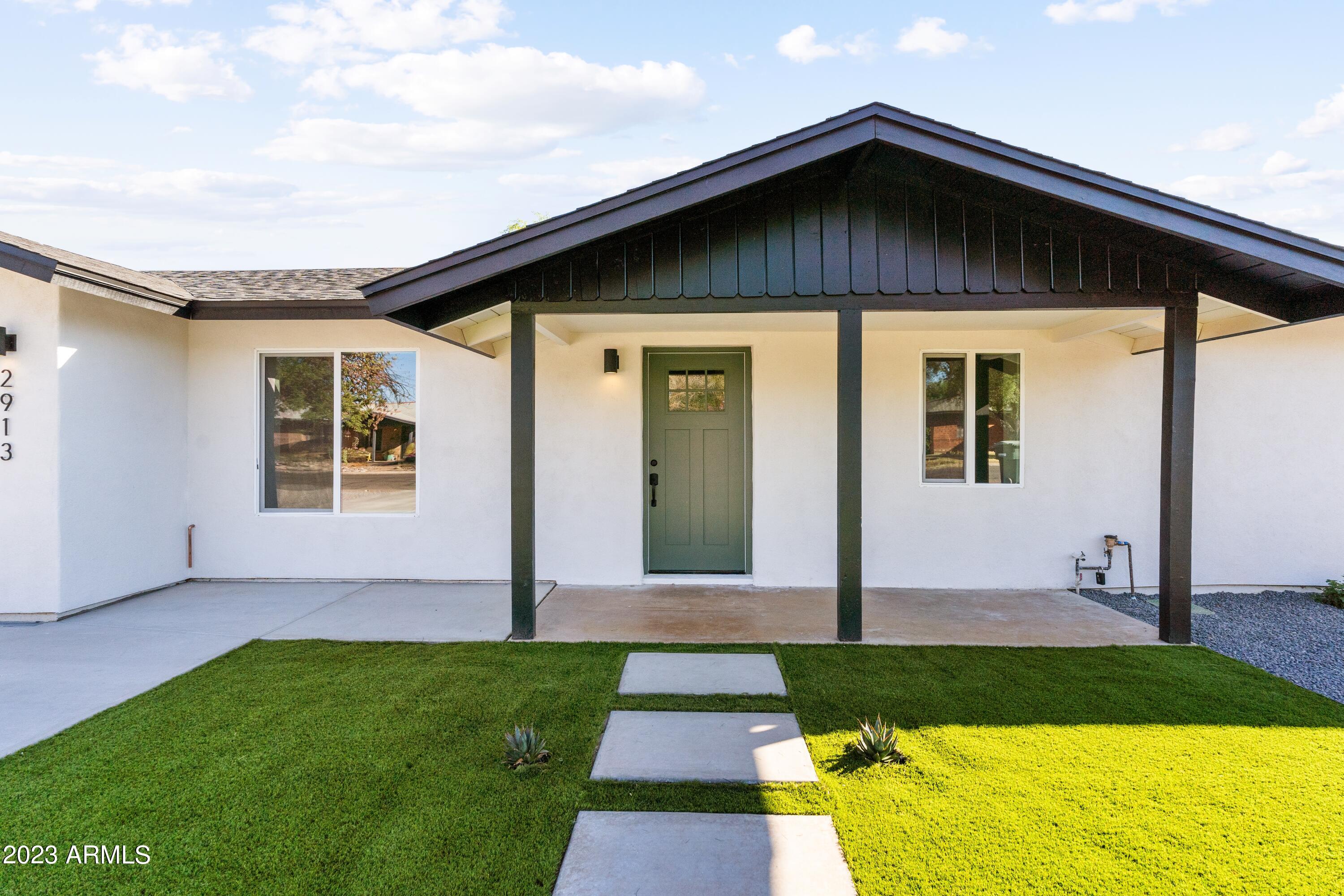 2913 E PINCHOT Avenue