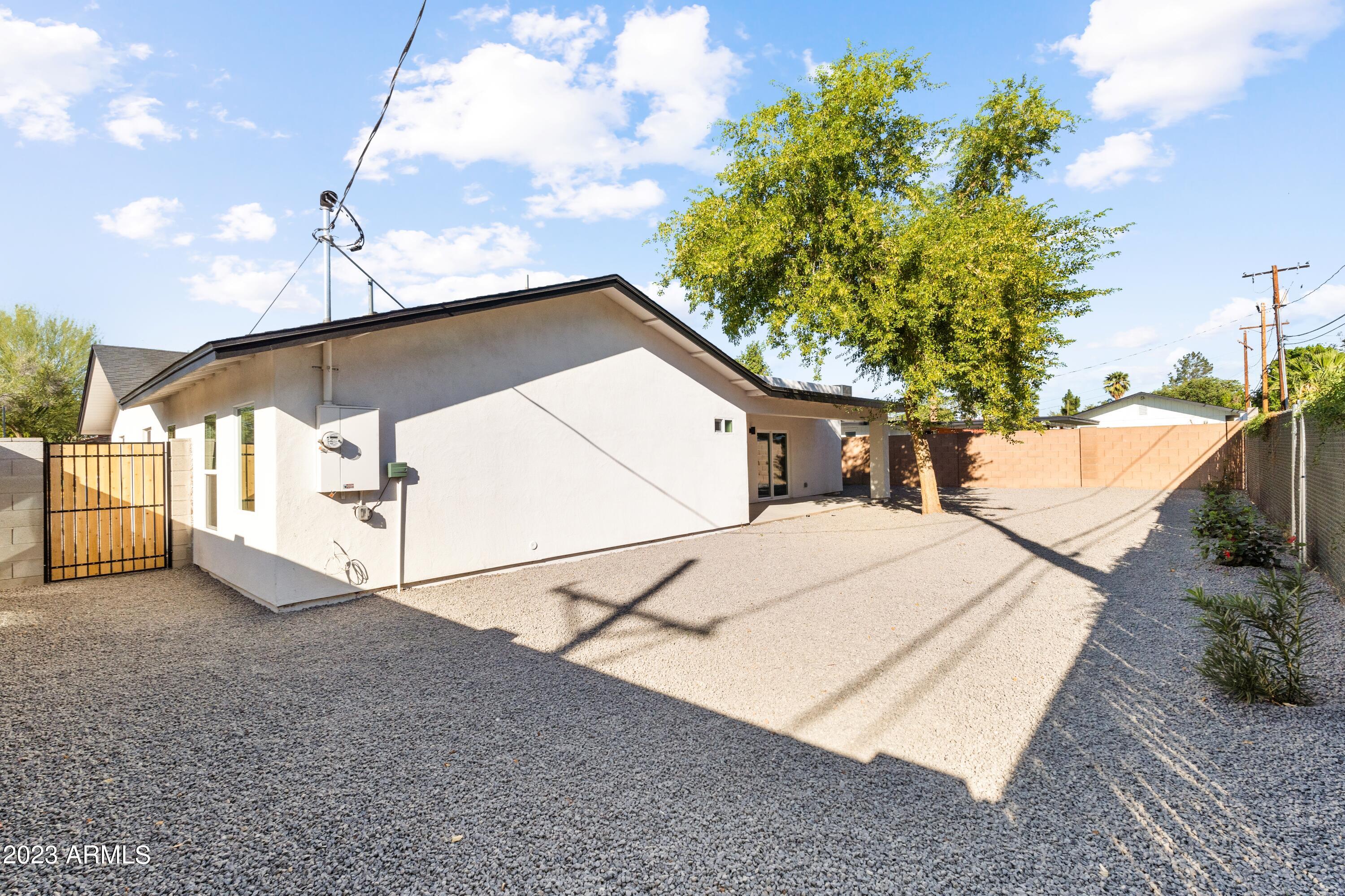 2913 E PINCHOT Avenue