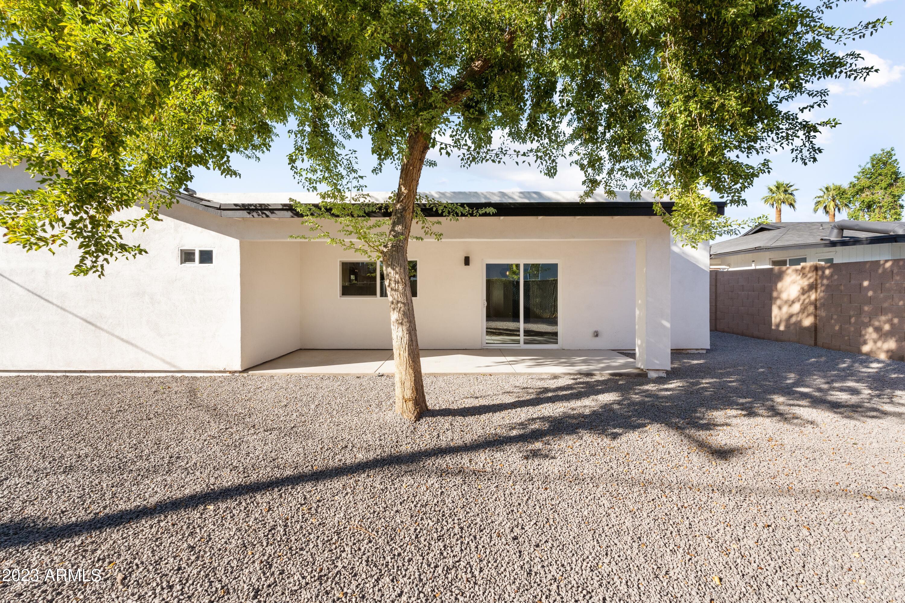 2913 E PINCHOT Avenue