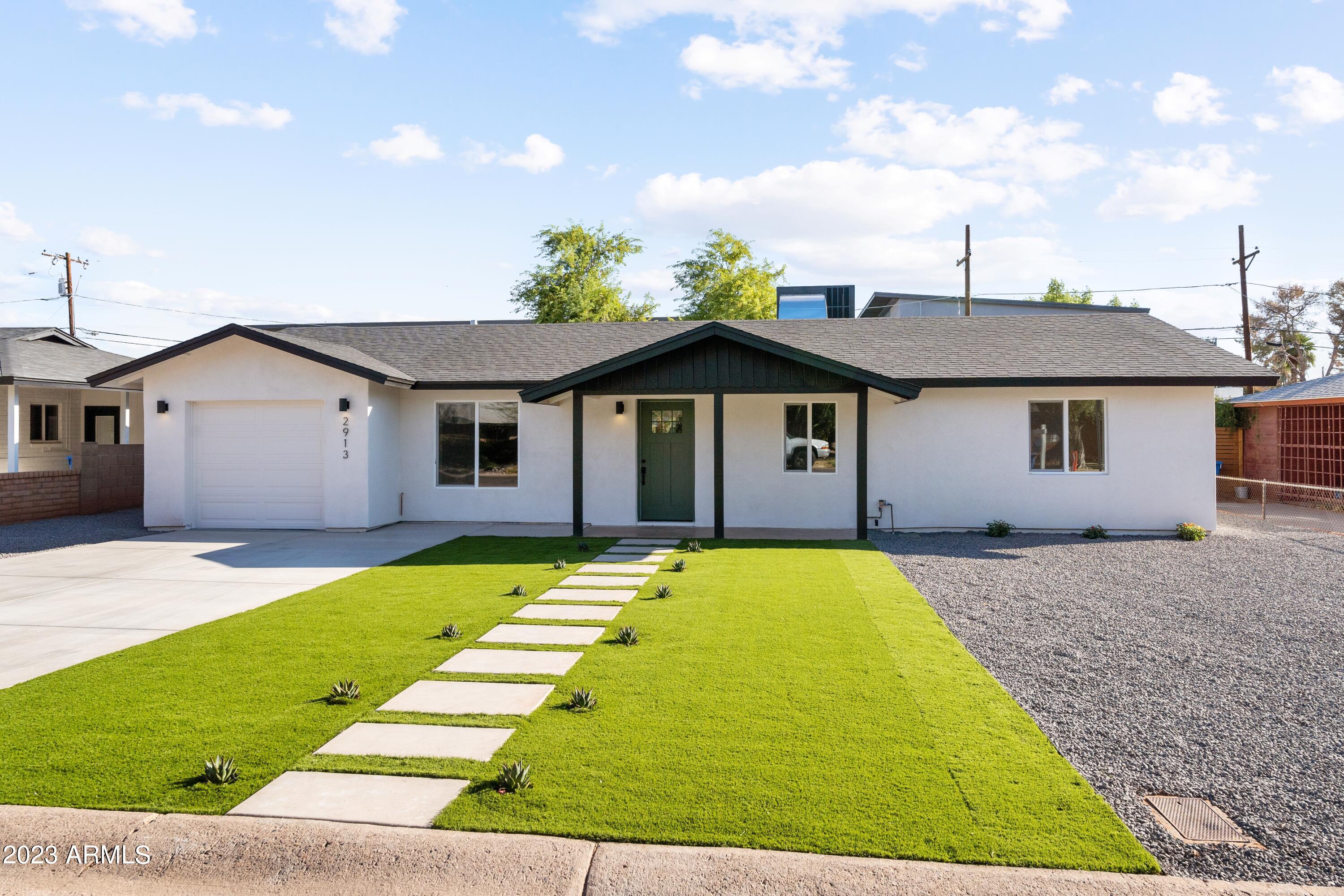 2913 E PINCHOT Avenue