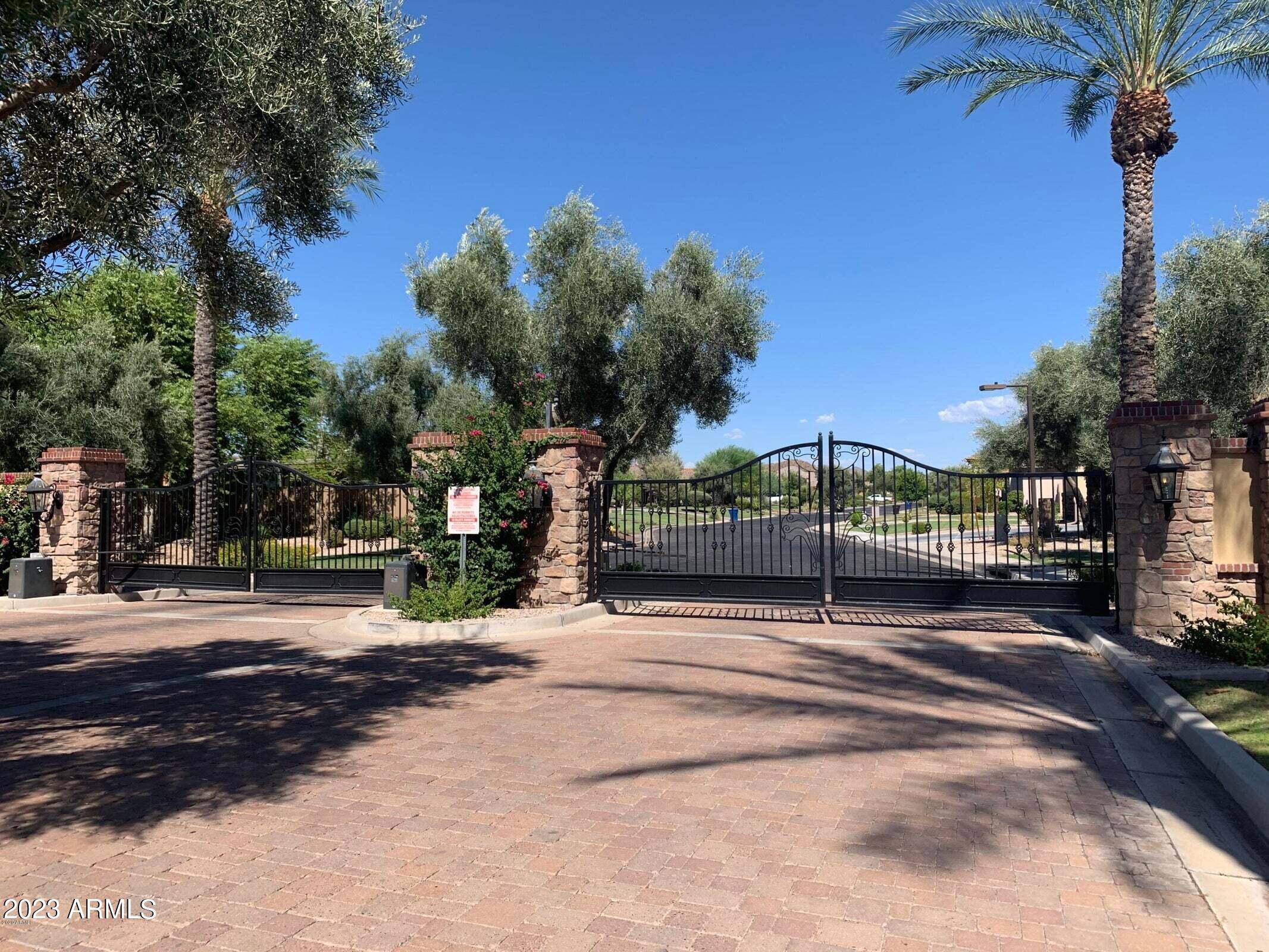 7052 E IVYGLEN Circle