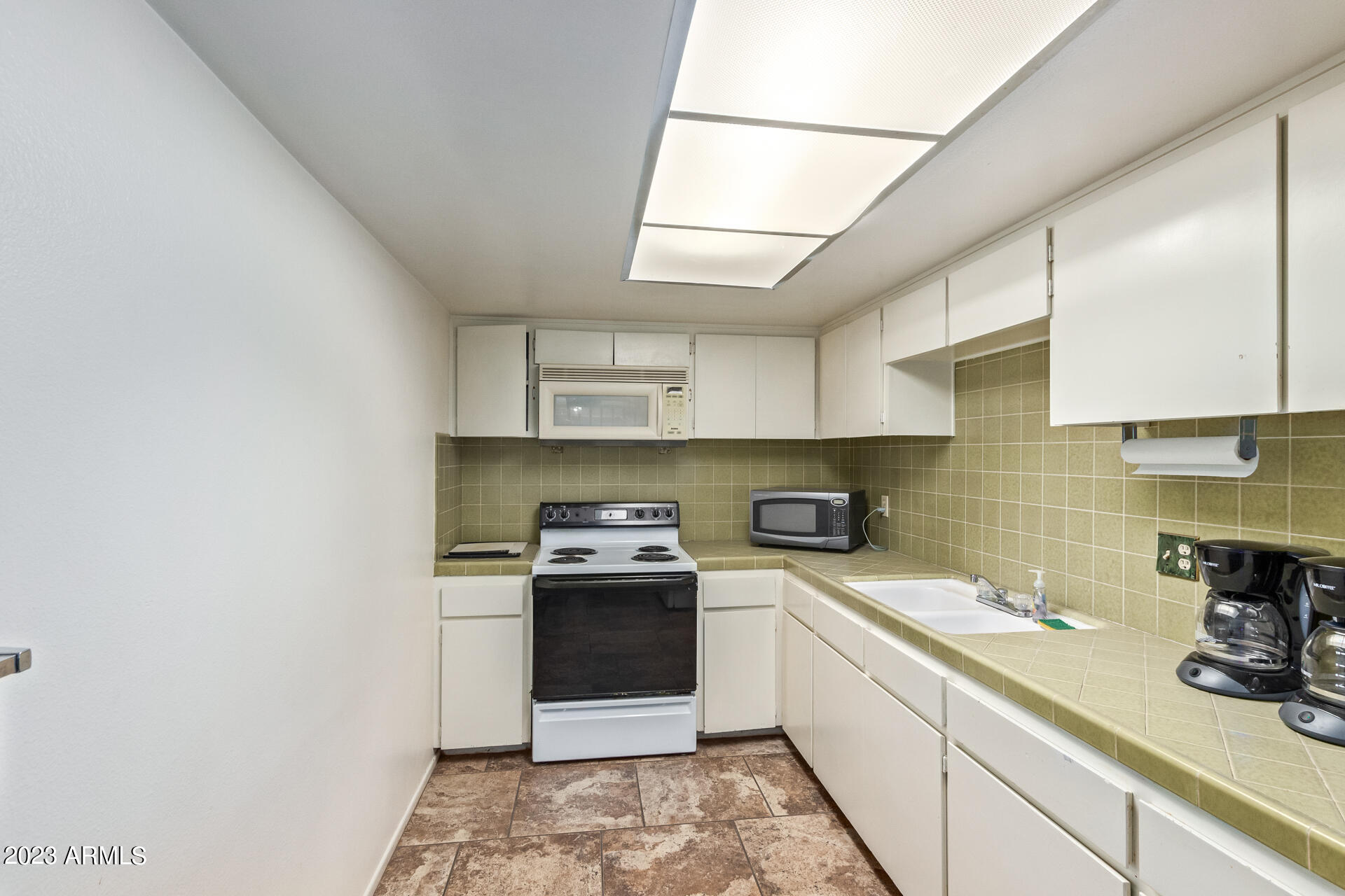 1106 W MISSION Lane N