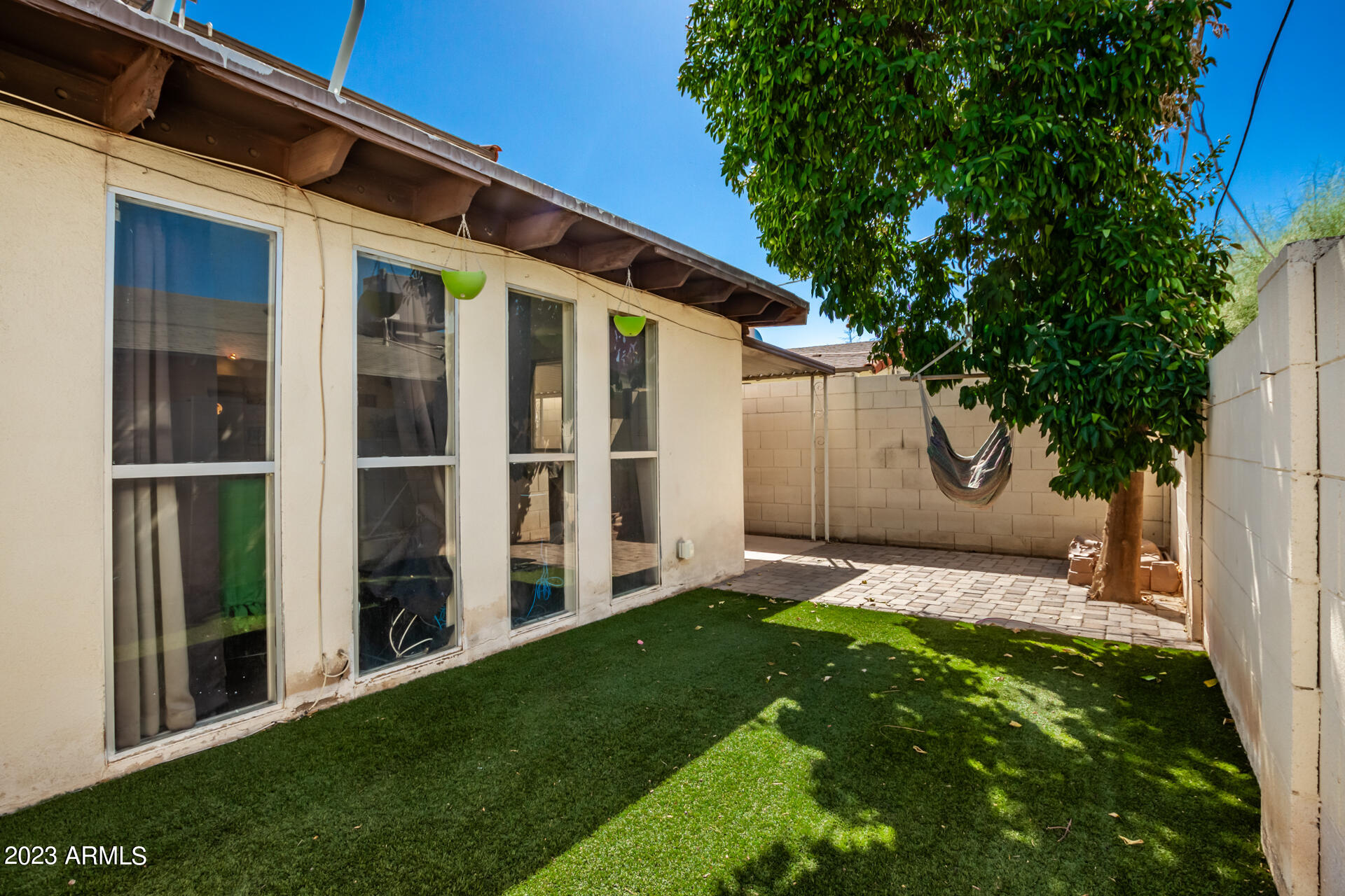 1106 W MISSION Lane N