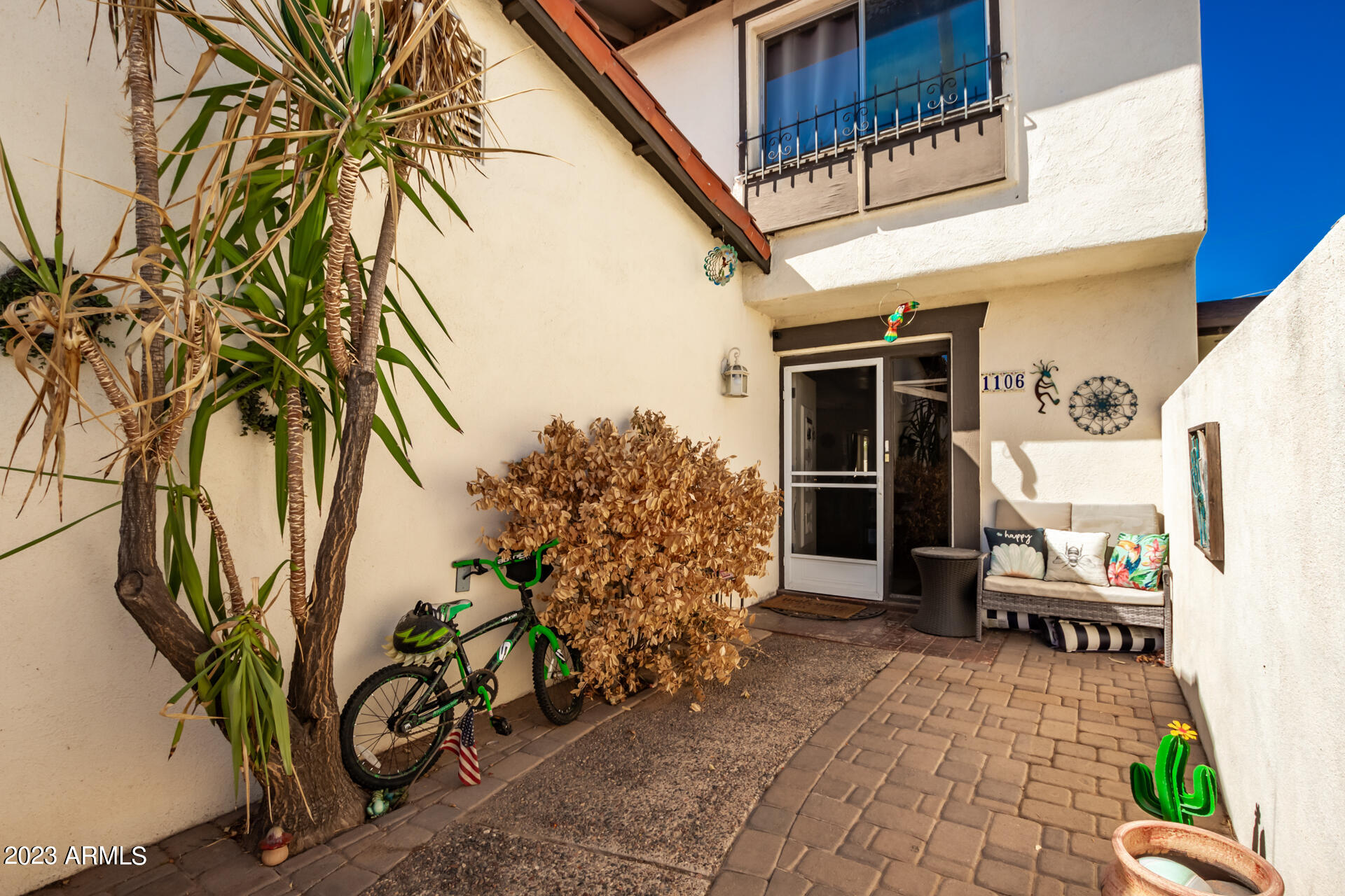 1106 W MISSION Lane N