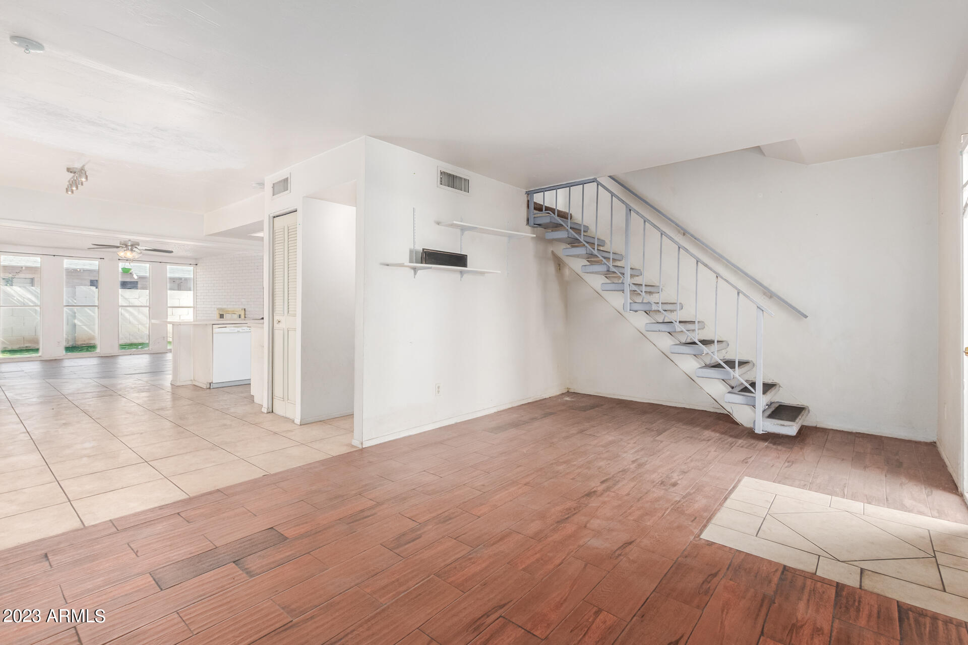 1106 W MISSION Lane N