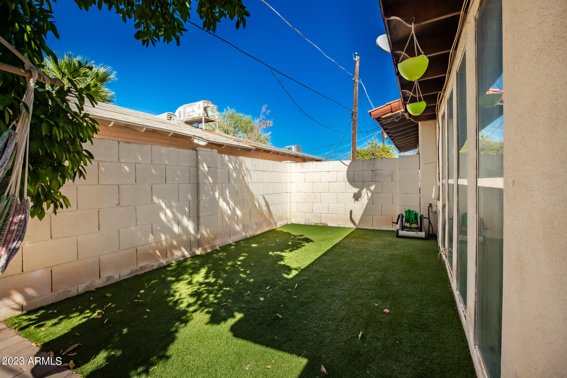 1106 W MISSION Lane N