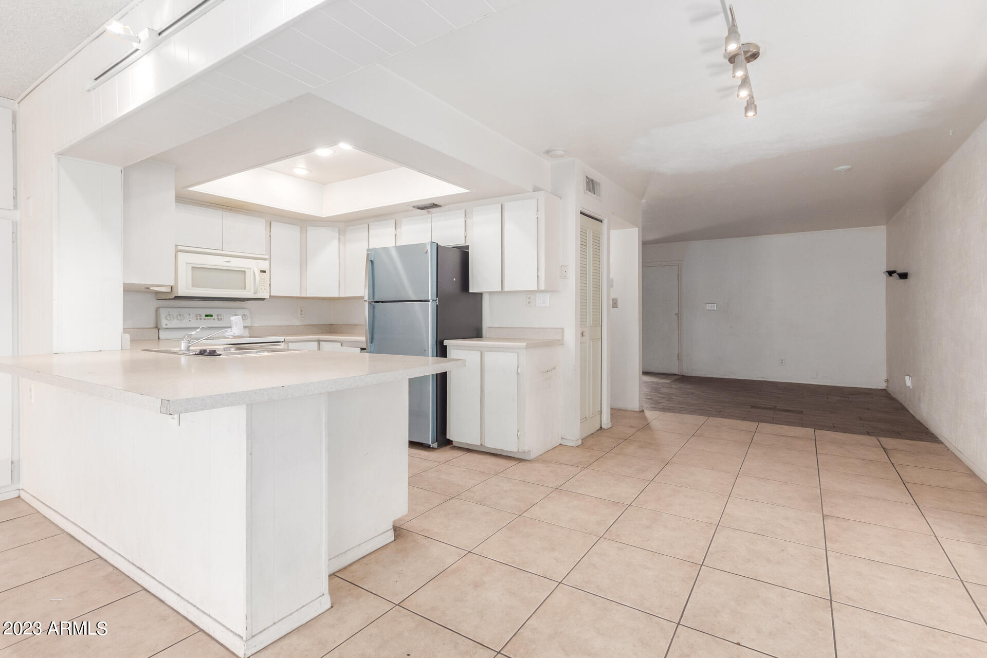 1106 W MISSION Lane N