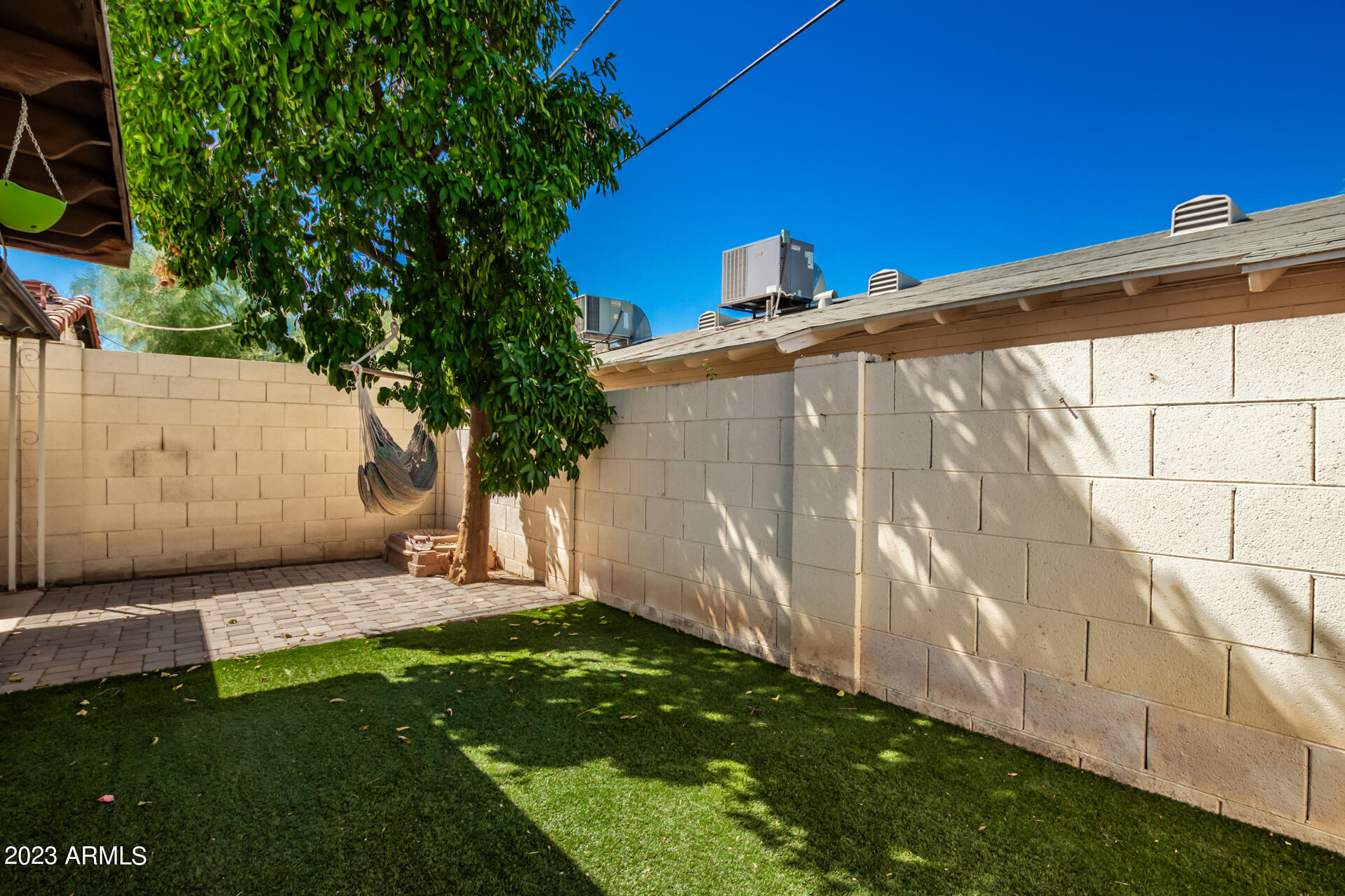 1106 W MISSION Lane N