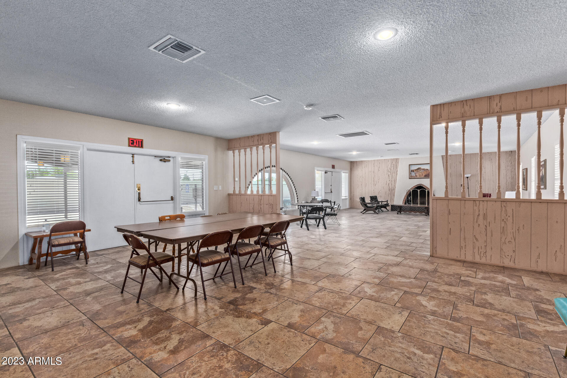 1106 W MISSION Lane N