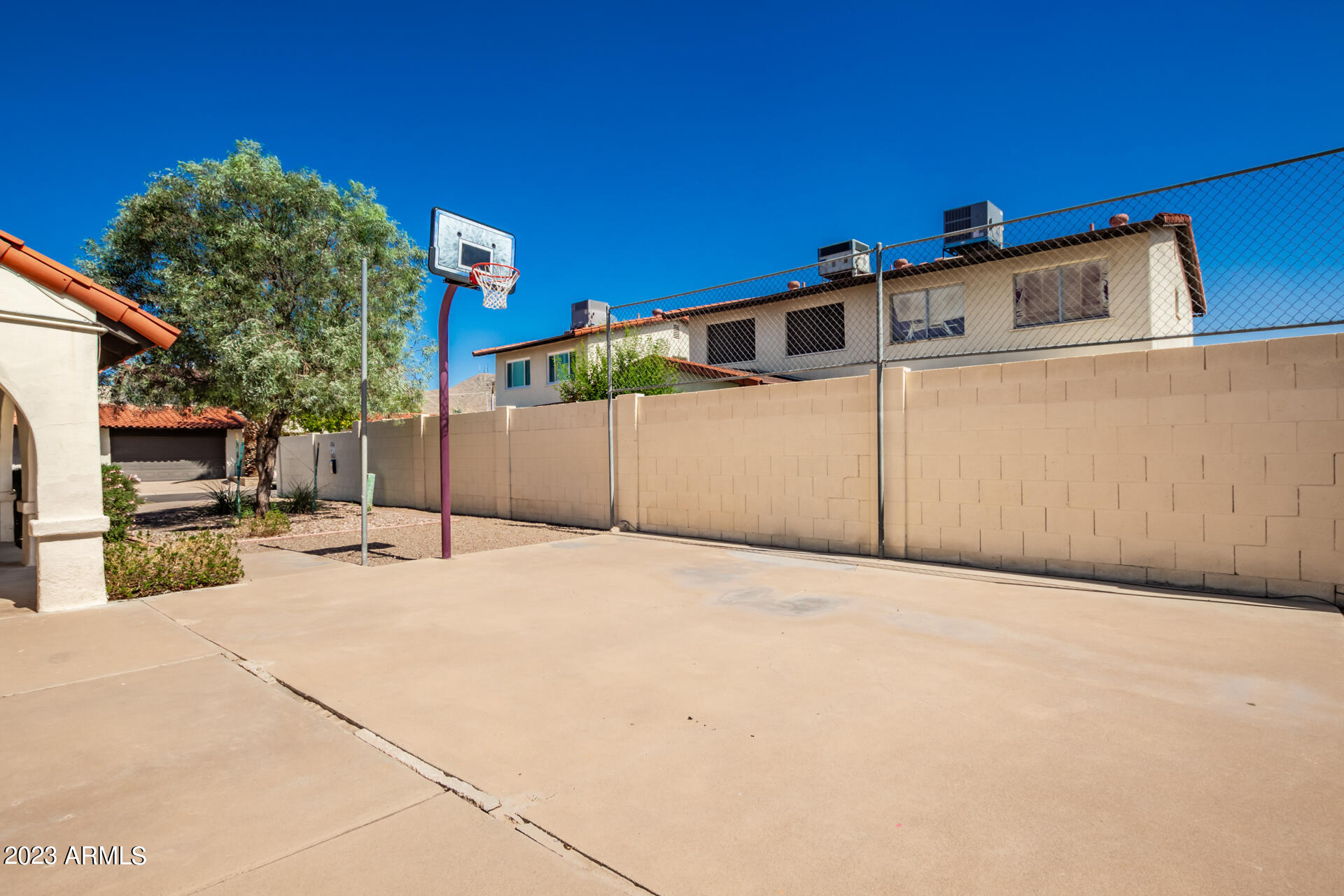 1106 W MISSION Lane N