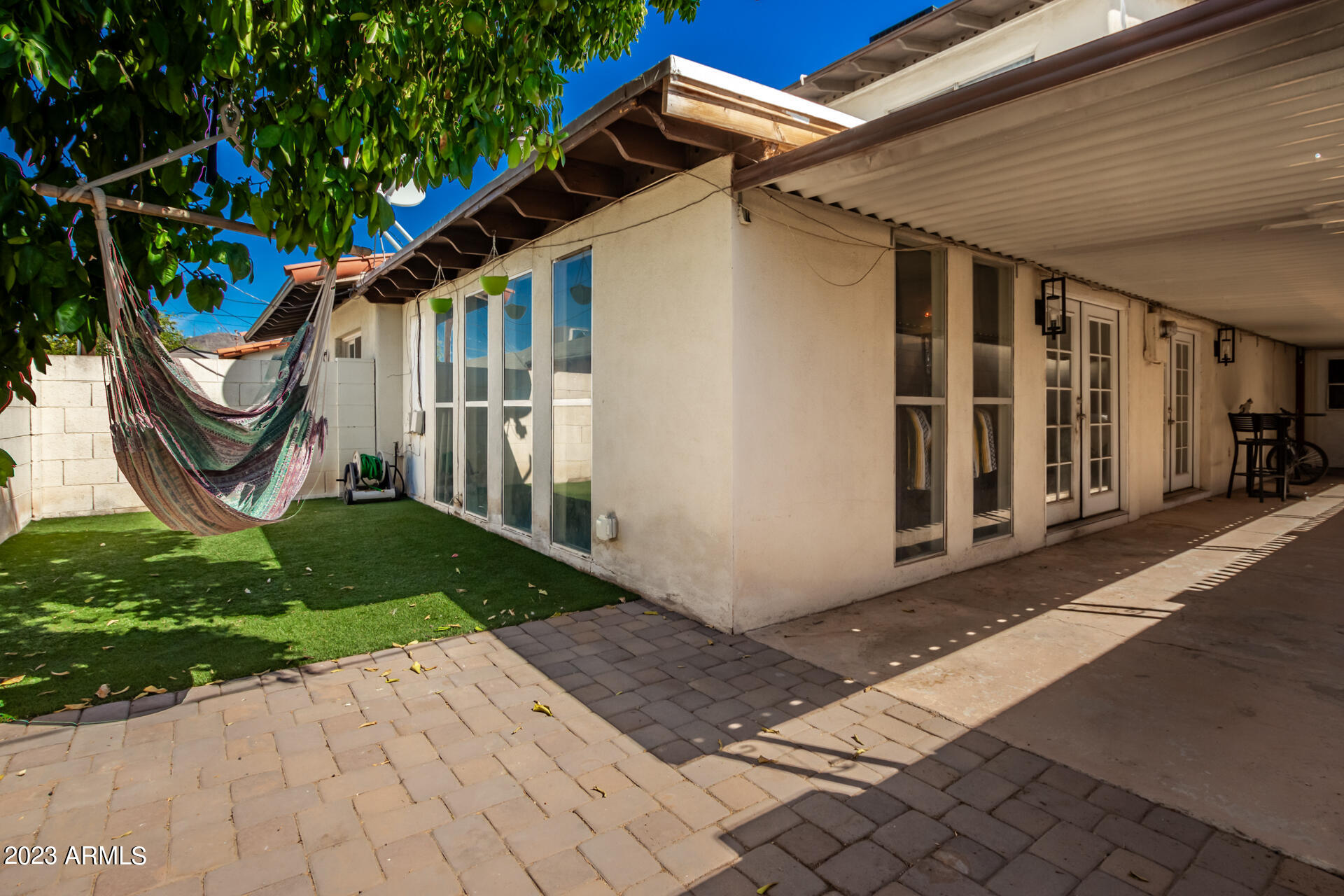 1106 W MISSION Lane N