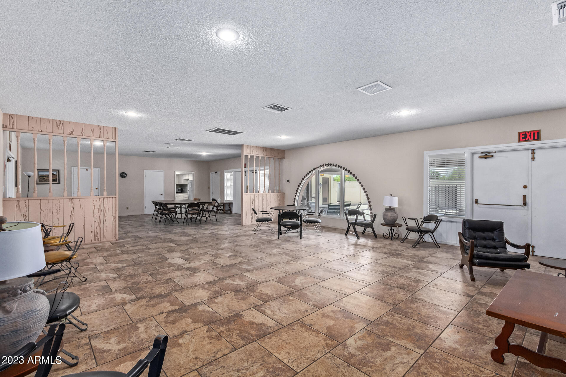 1106 W MISSION Lane N