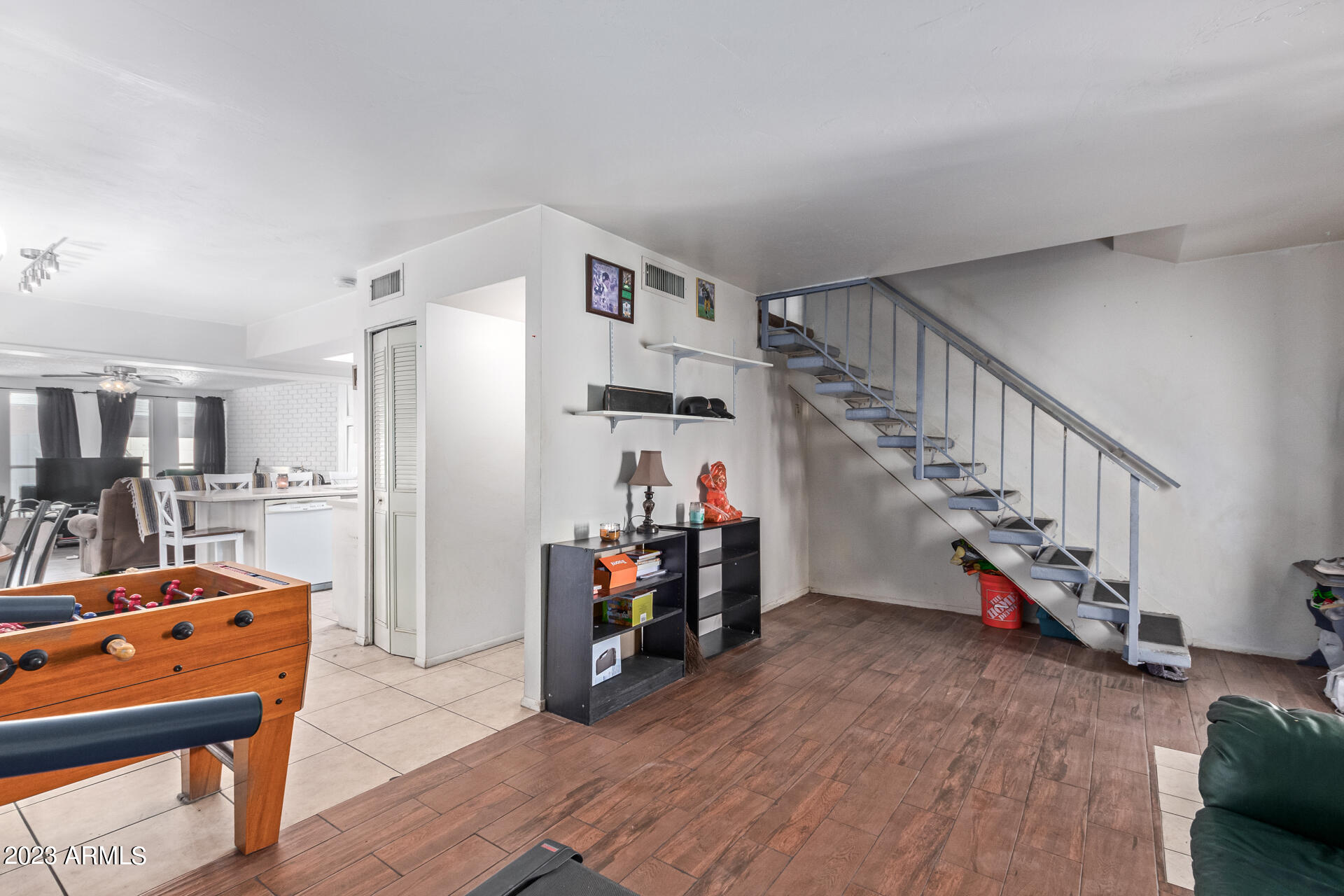 1106 W MISSION Lane N