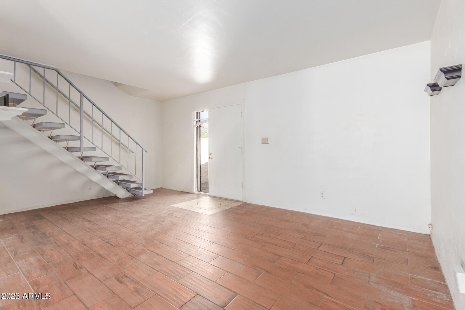 1106 W MISSION Lane N