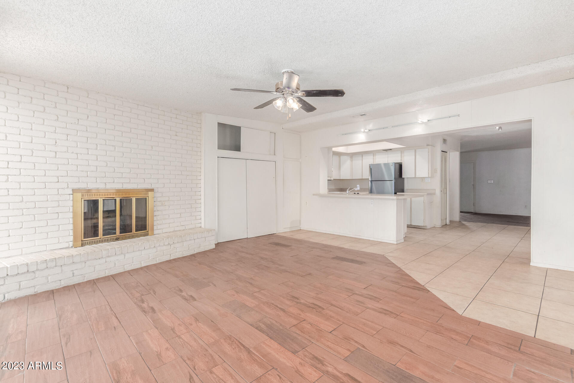 1106 W MISSION Lane N