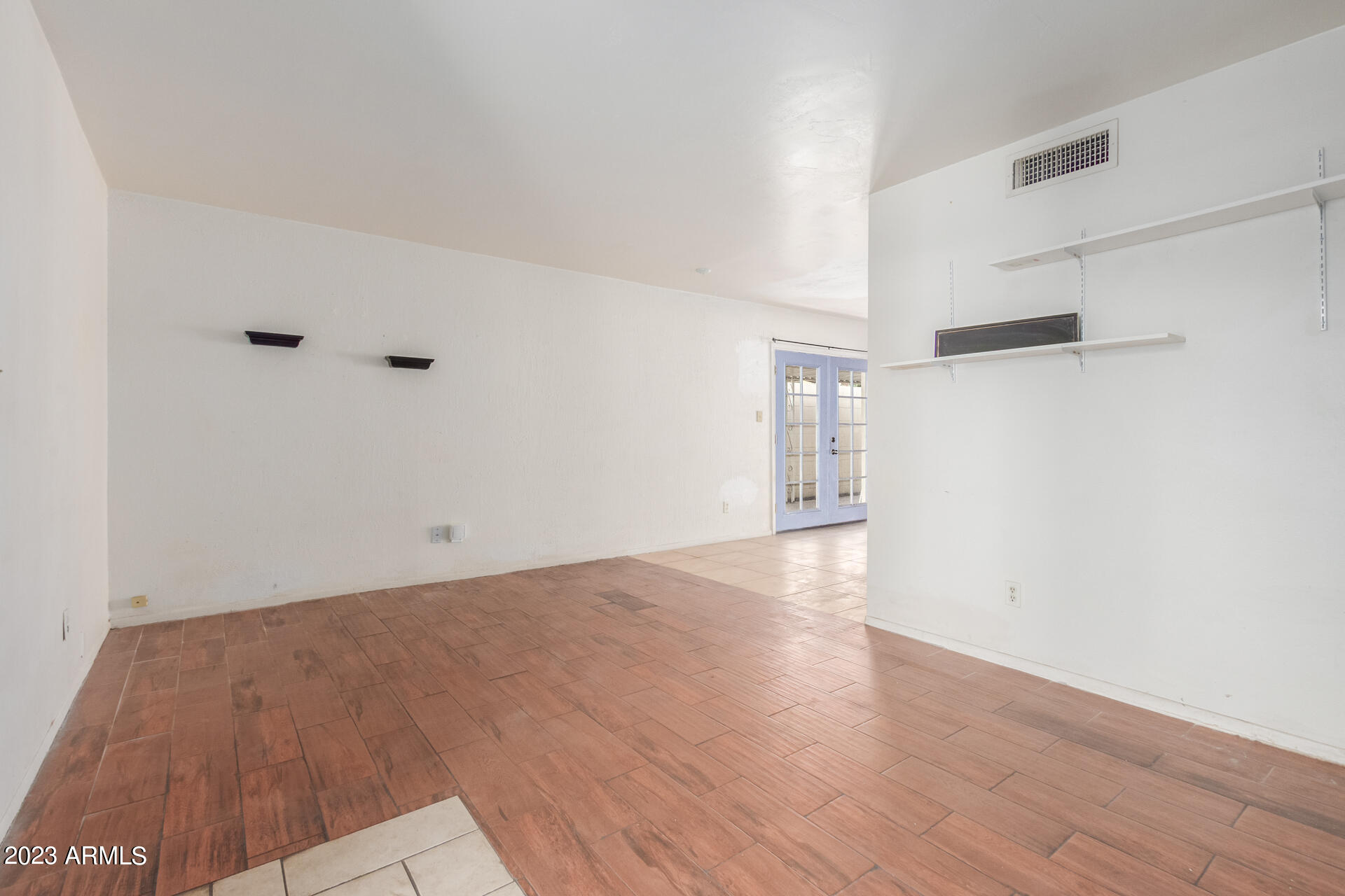 1106 W MISSION Lane N