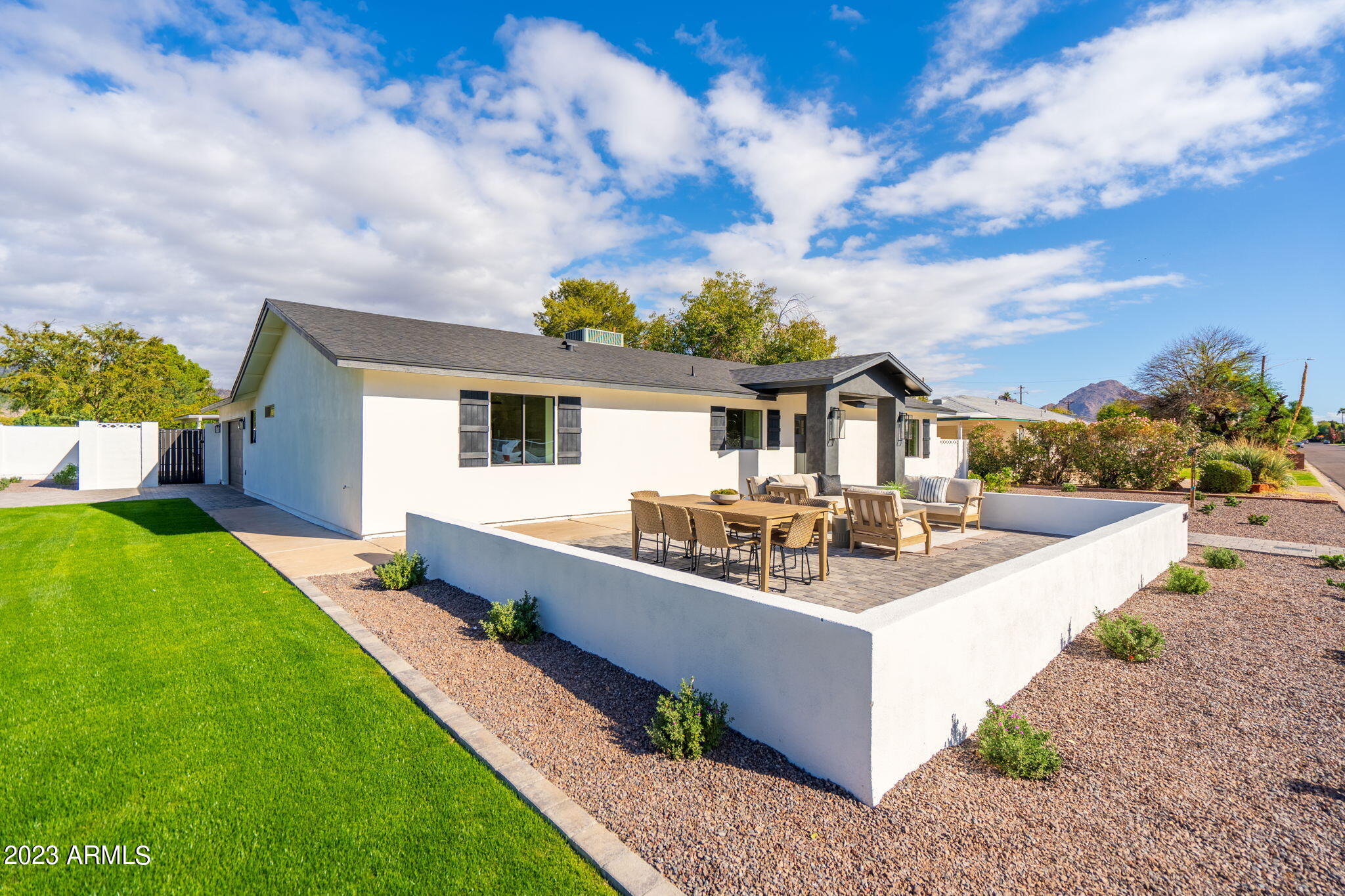 3016 E COOLIDGE Street