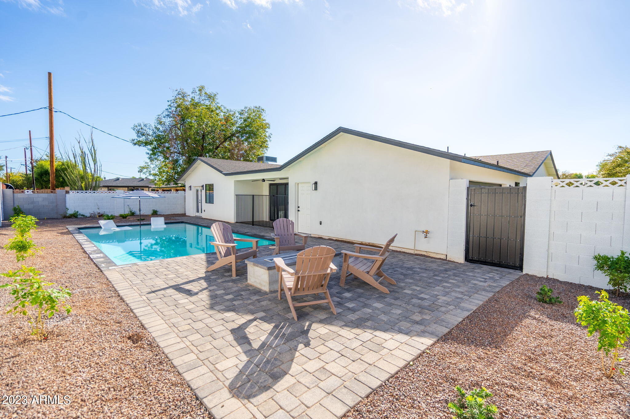 3016 E COOLIDGE Street
