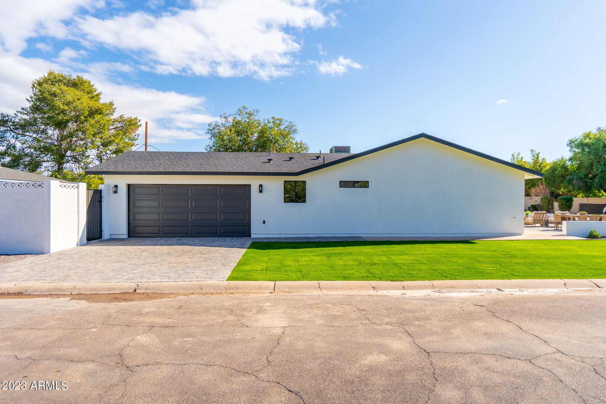3016 E COOLIDGE Street