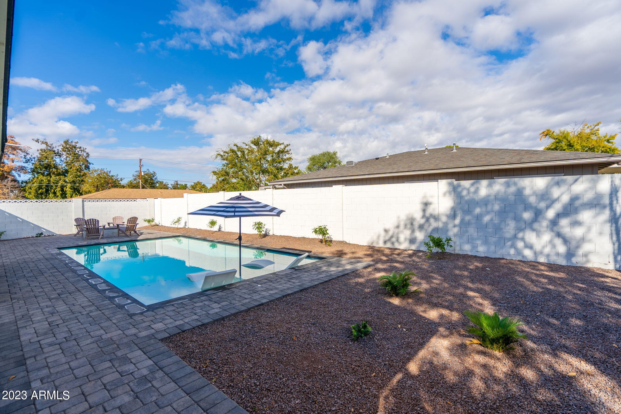 3016 E COOLIDGE Street