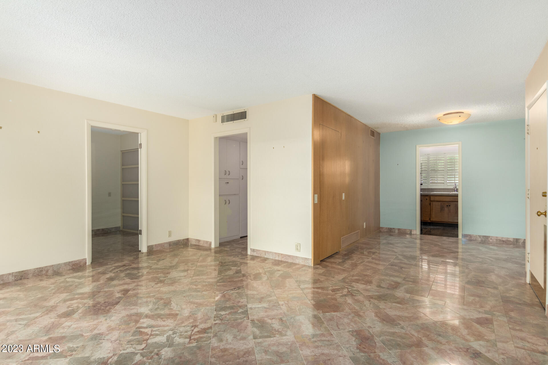 520 W CLARENDON Avenue # E23