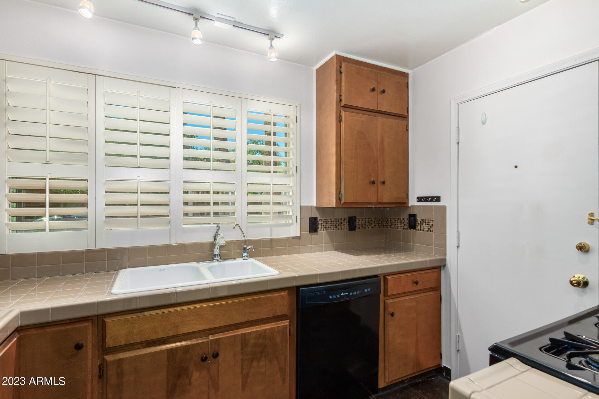 520 W CLARENDON Avenue # E23